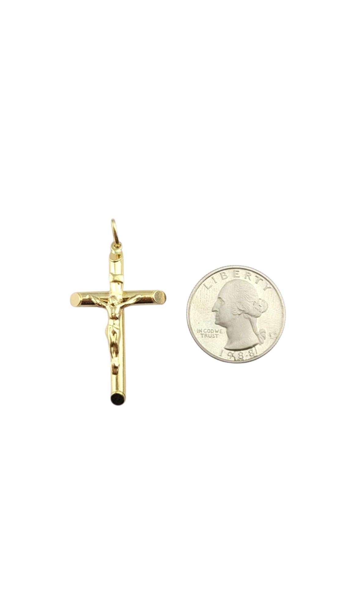 Pendentif Crucifix en or jaune 18 carats #22245 en vente 4