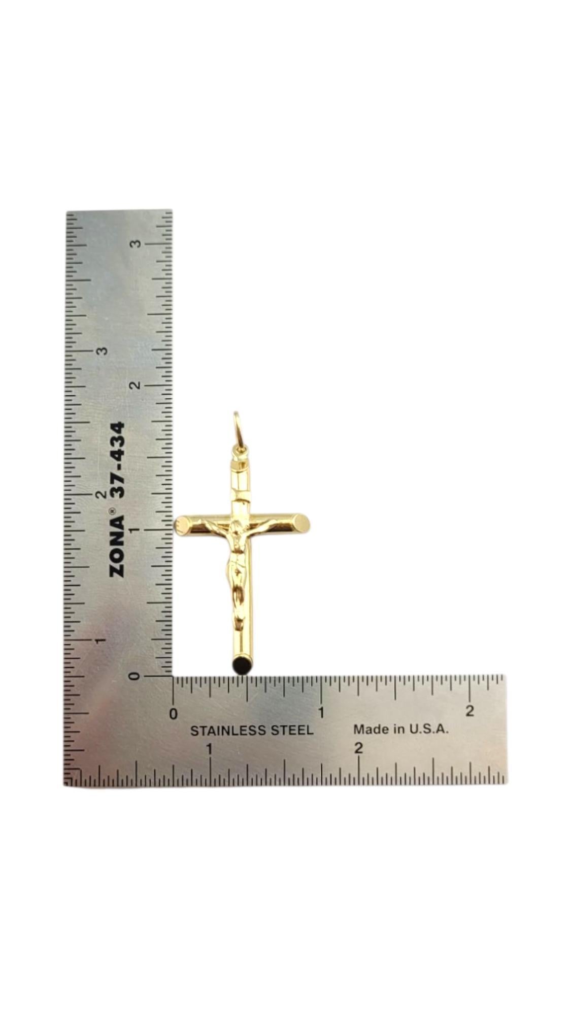 Pendentif Crucifix en or jaune 18 carats #22245 en vente 5
