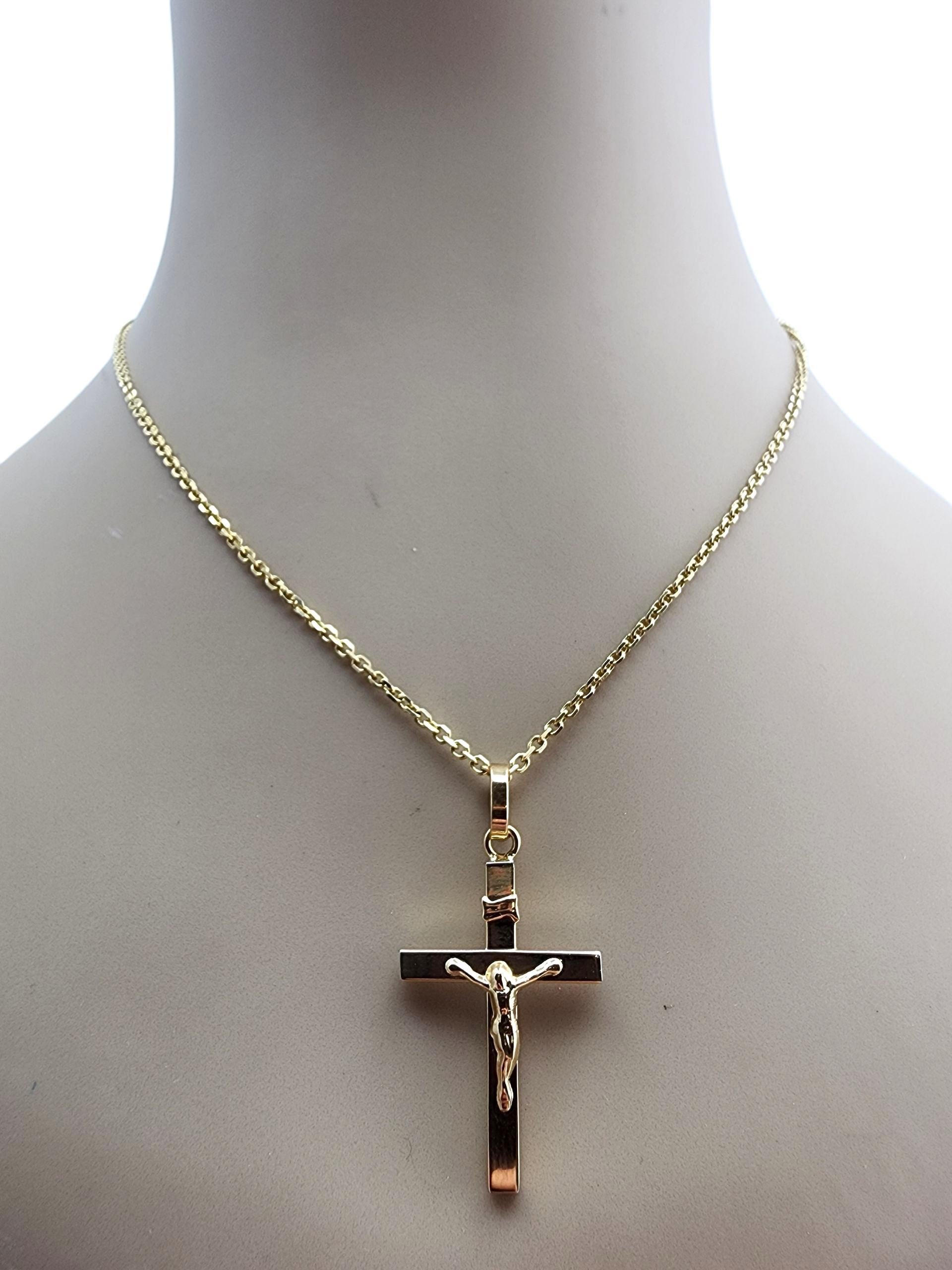 Pendentif Crucifix en or jaune 18 carats #23501 en vente 4
