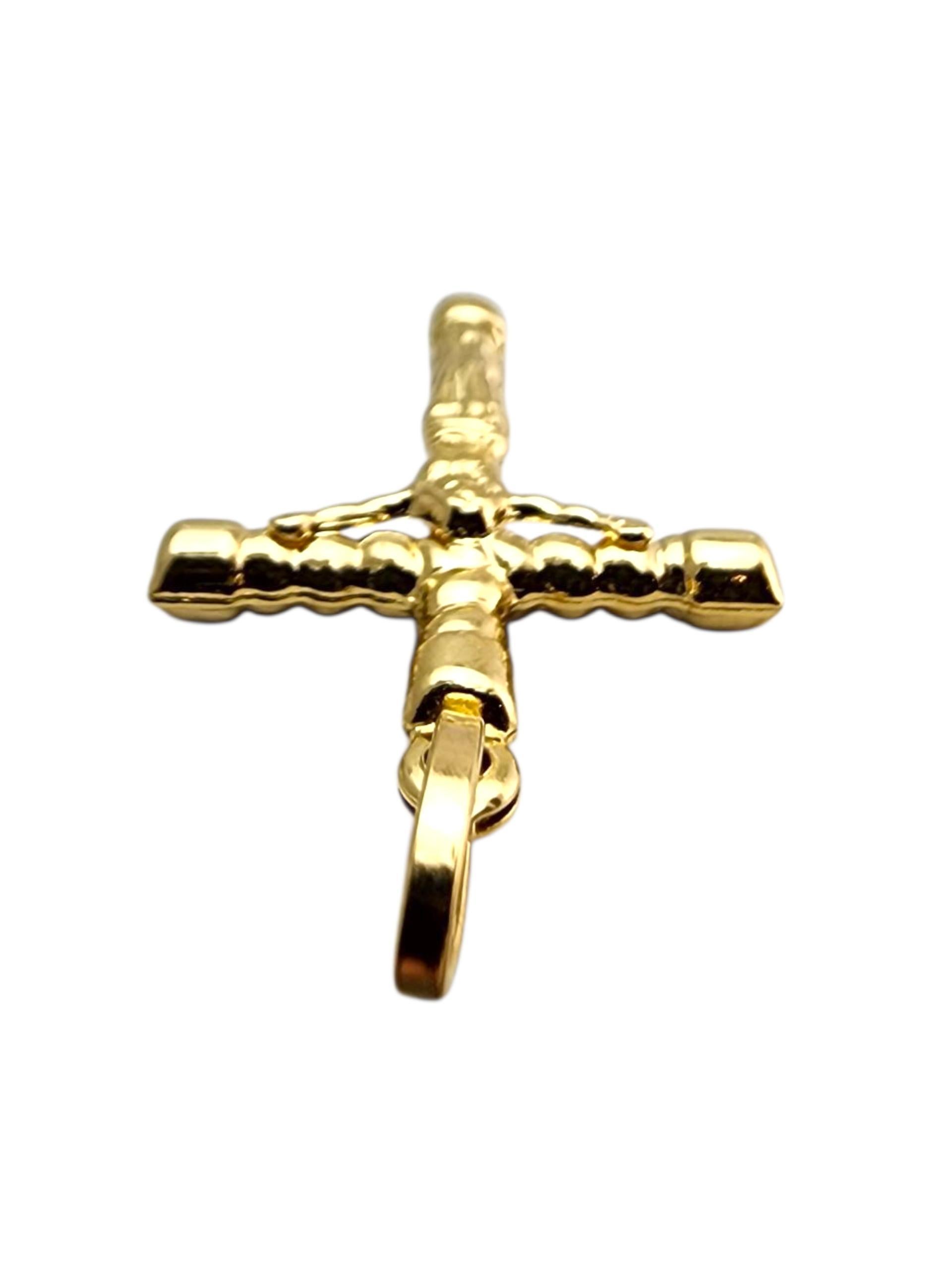 Pendentif Crucifix en or jaune 18 carats #23671 en vente 2