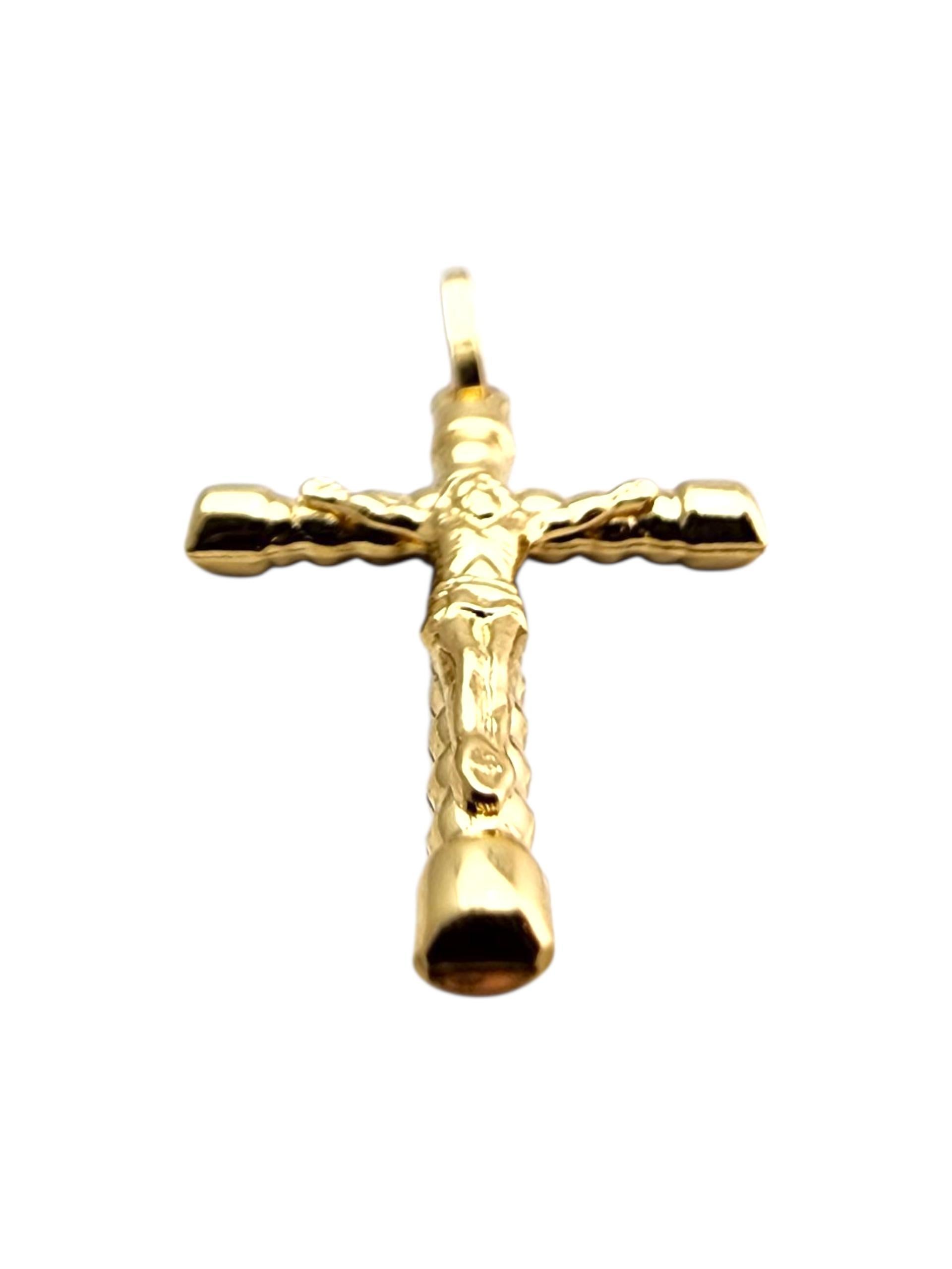 Pendentif Crucifix en or jaune 18 carats #23671 en vente 3