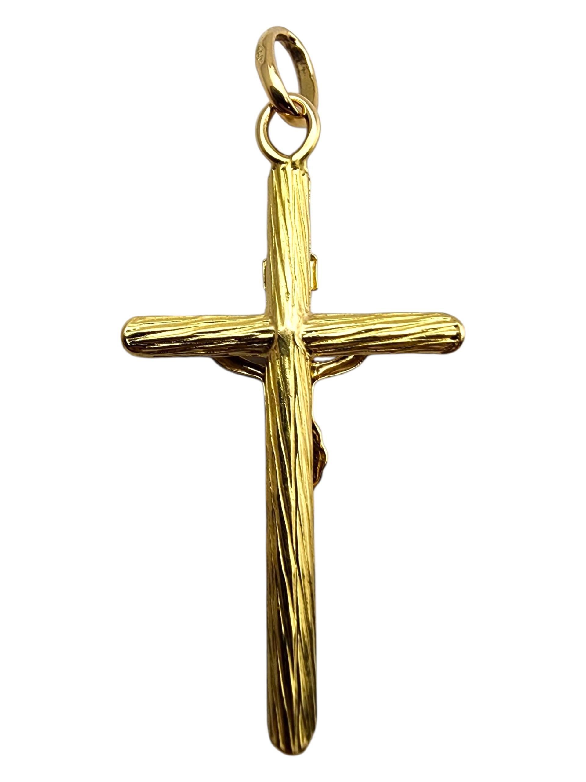 Pendentif Crucifix en or jaune 18 carats #23690 en vente 5