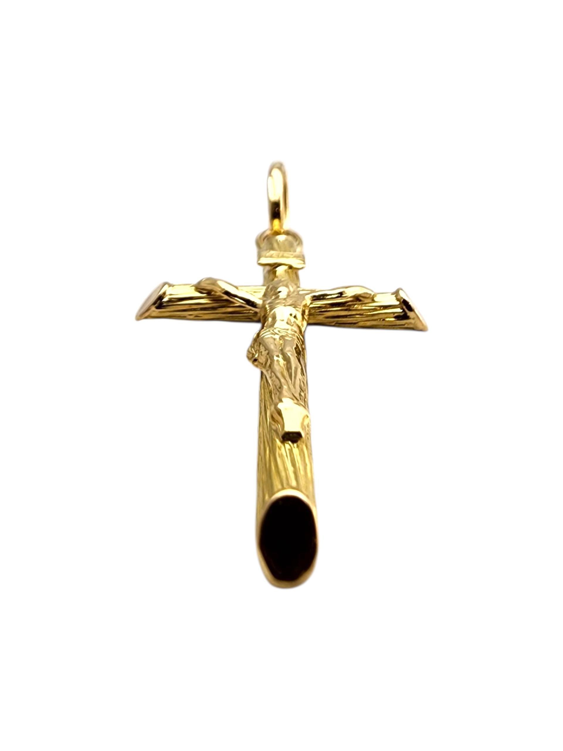 Pendentif Crucifix creux en or jaune 18 carats

Ce pendentif crucifix creux en or jaune 18 carats présente un motif magnifiquement détaillé qui symbolise la foi et la dévotion. Son riche ton d'or et sa finition polie lui confèrent une allure