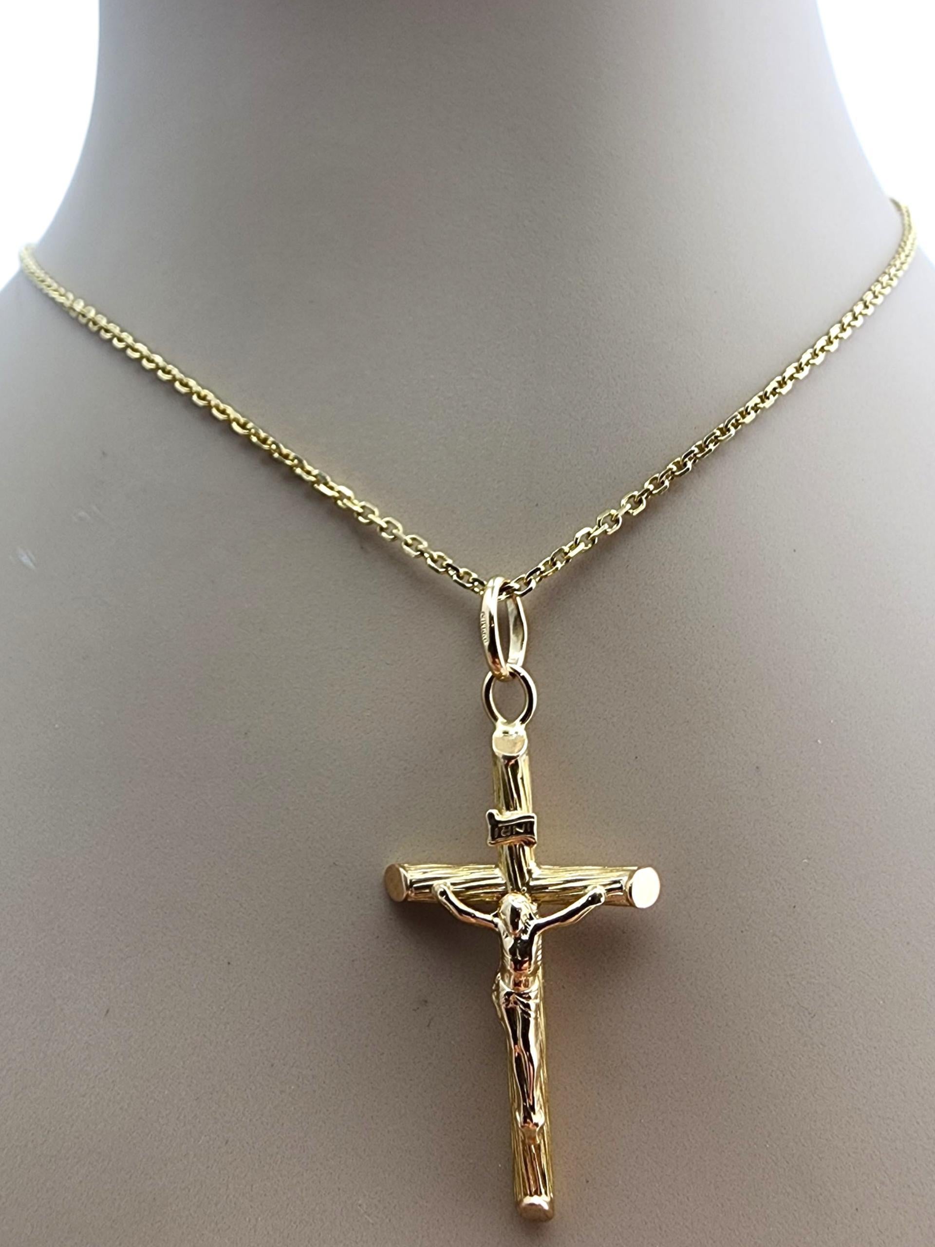 Pendentif Crucifix en or jaune 18 carats #23690 Pour femmes en vente