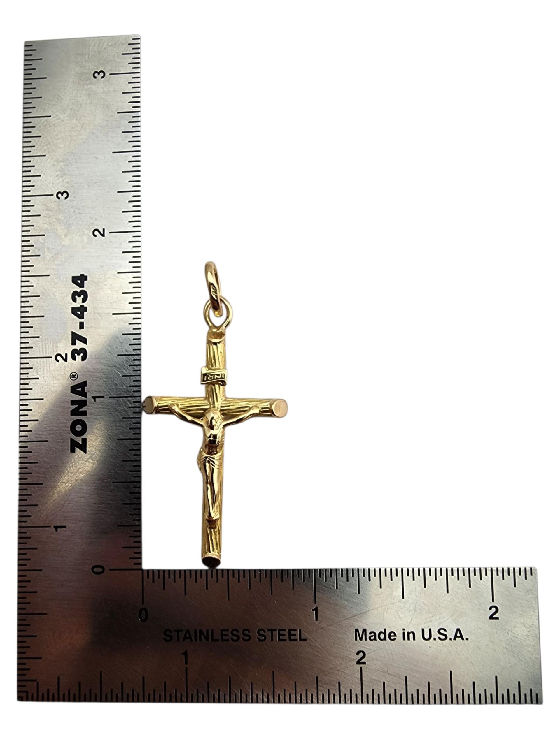 Pendentif Crucifix en or jaune 18 carats #23690 en vente 1