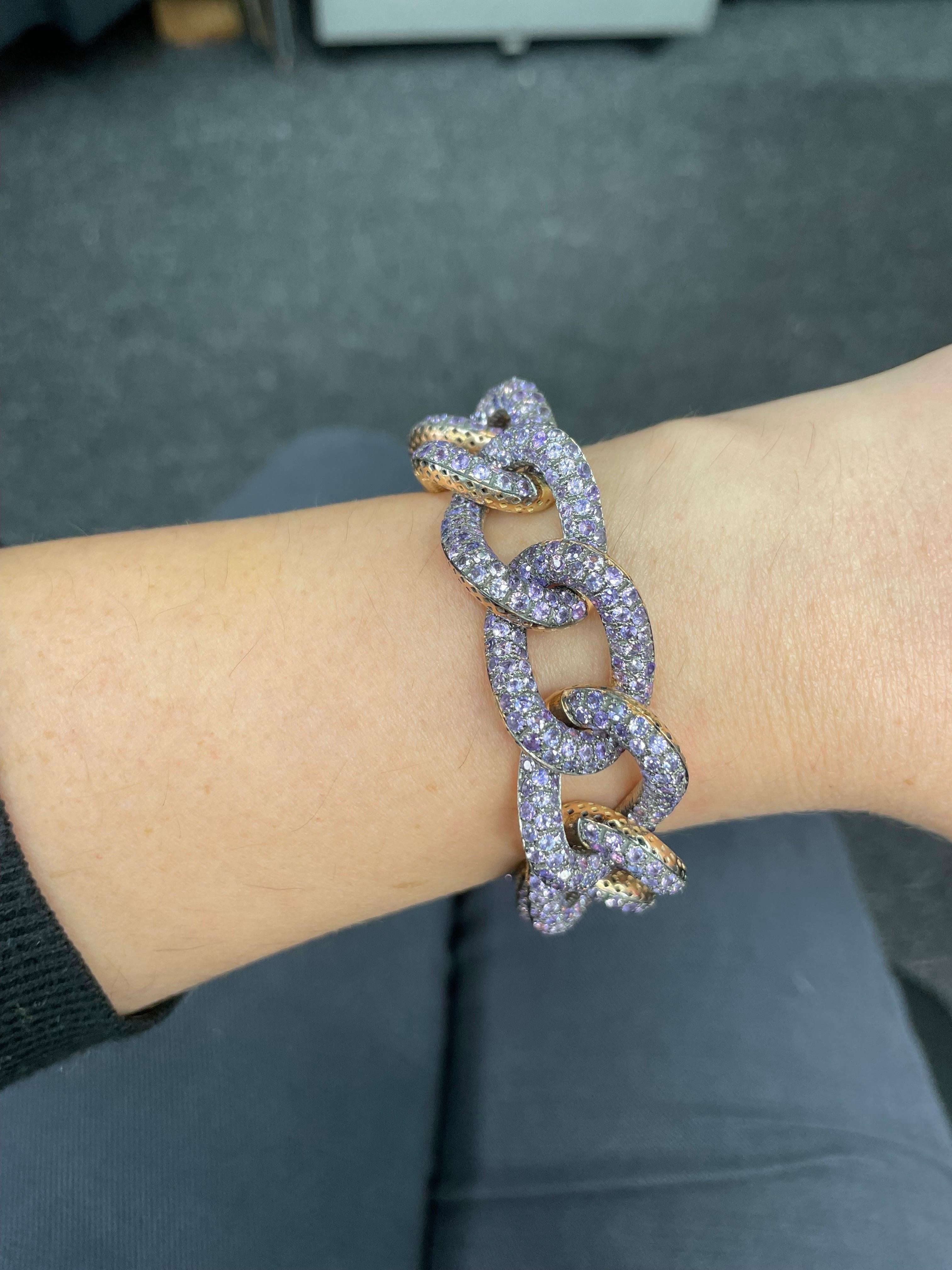 Kubanisches Gliederarmband aus 18 Karat Gelbgold mit zahlreichen runden Amethysten und einem Gewicht von 75 Gramm.
Erhältlich in verschiedenen Edelsteinfarben.
DM für weitere Informationen. 