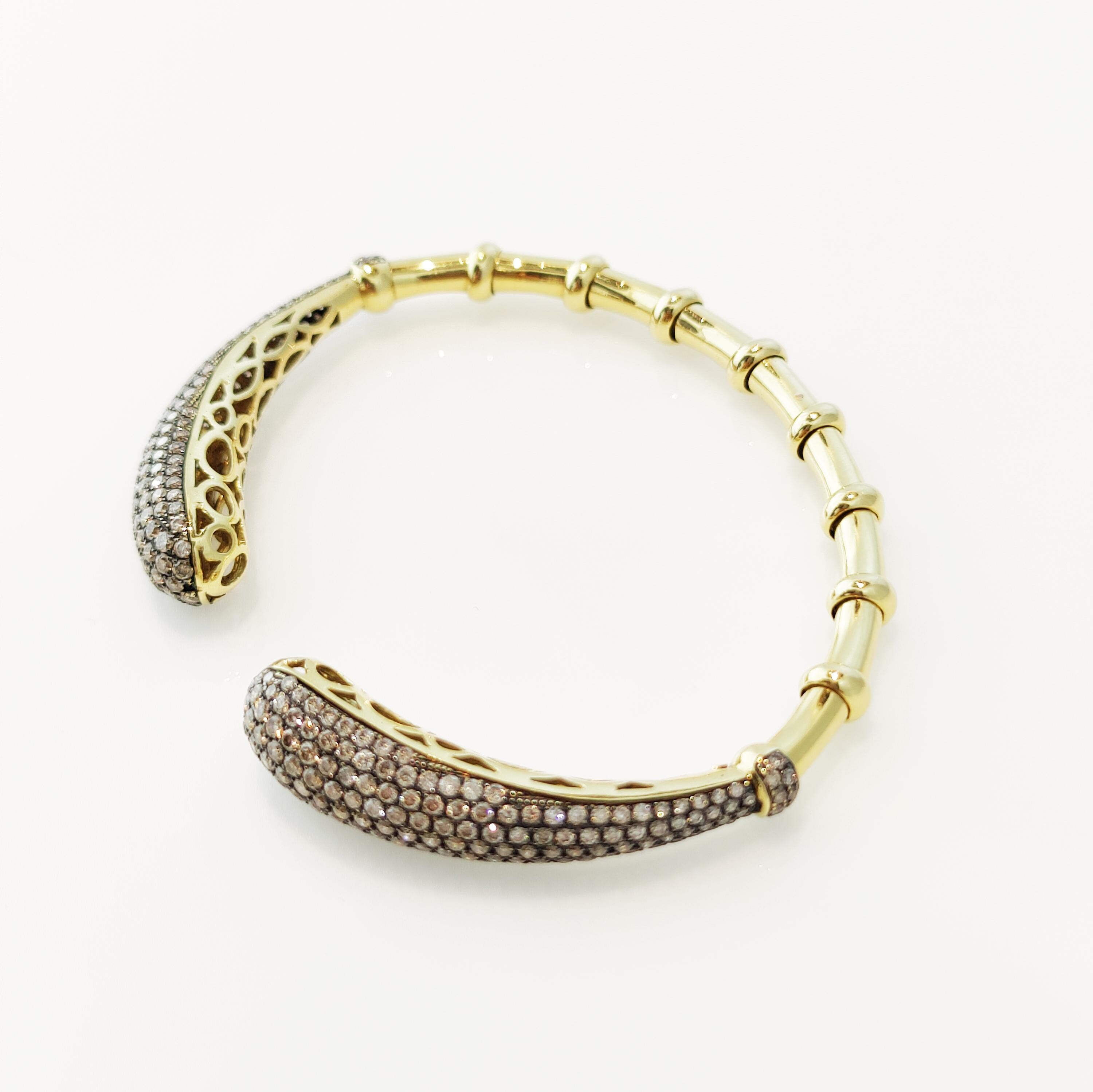 This attractive brown diamond bamboo bangle in 18kt yellow gold convinces especially women who prefer sporty elegance and wearable jewelry for all occasions.

A total of 5.3 carat diamonds are natural brown diamonds of a fine color. The black