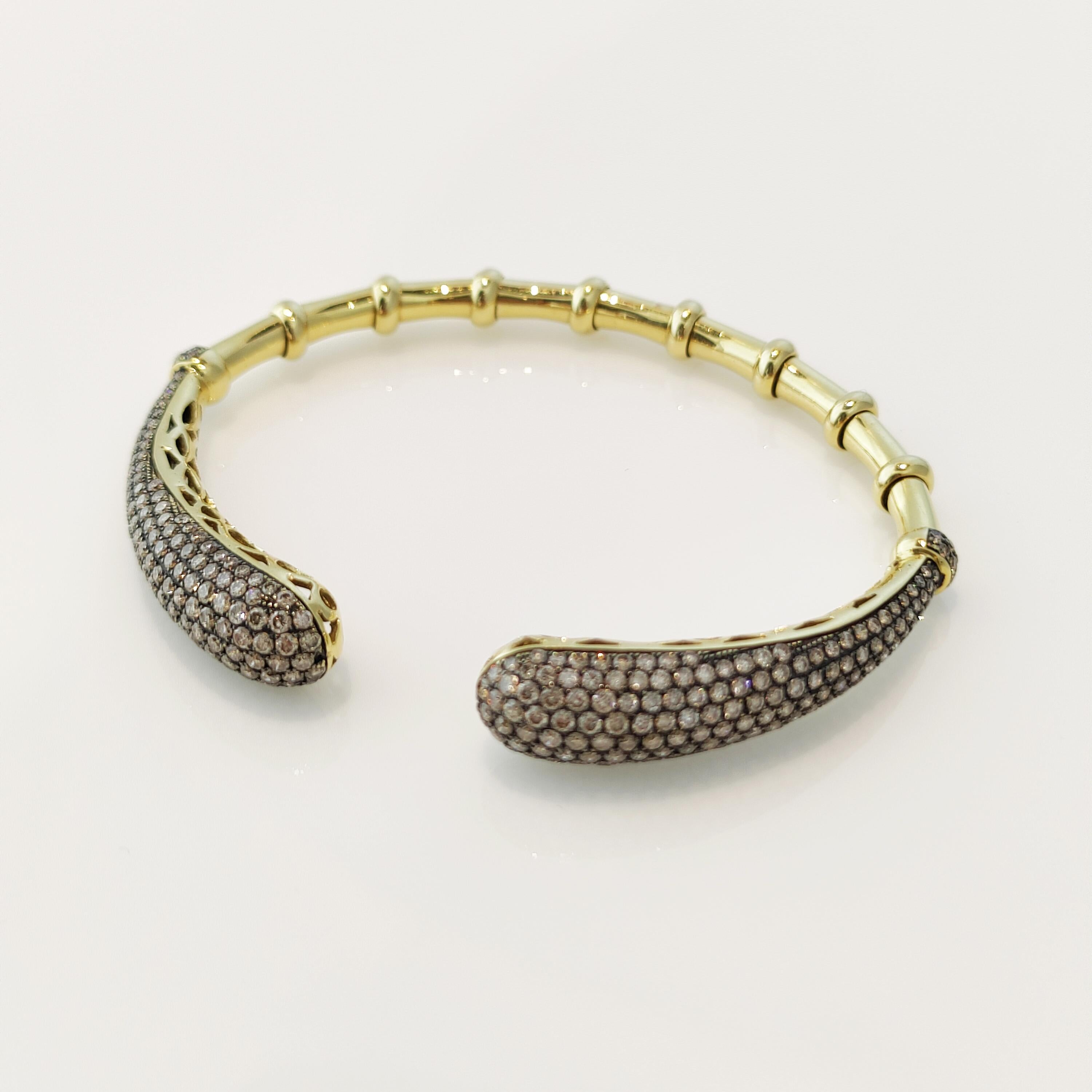Contemporain Bracelet manchette en or jaune 18 carats et bambou avec 5,3 diamants naturels bruns en vente