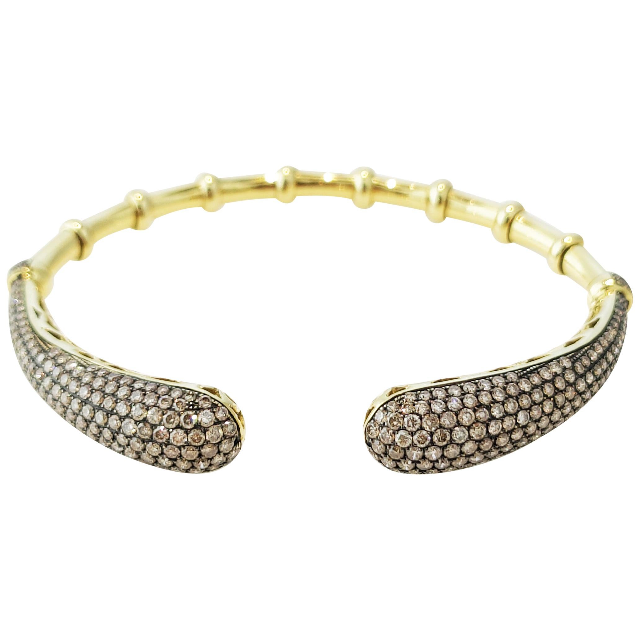 Bracelet manchette en or jaune 18 carats et bambou avec 5,3 diamants naturels bruns en vente