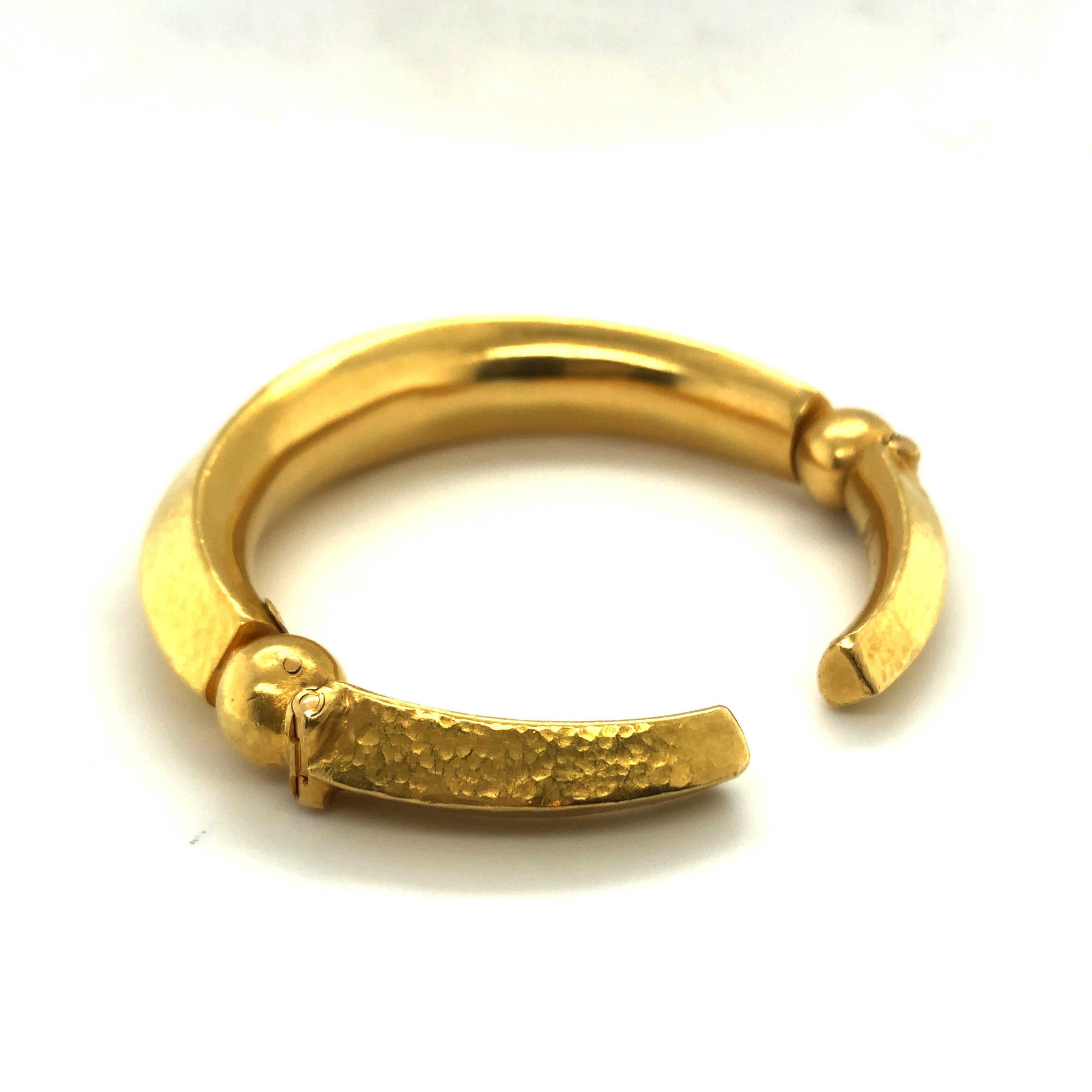 neolithischer Armreif aus 18 Karat Gelbgold von Lalaounis. 
Manschettenarmband im prähistorischen Stil:: handgefertigt aus gehämmertem 18-karätigem Gelbgold:: in Form einer strukturierten:: abgeschrägten und sich verjüngenden ovalen Manschette. Die