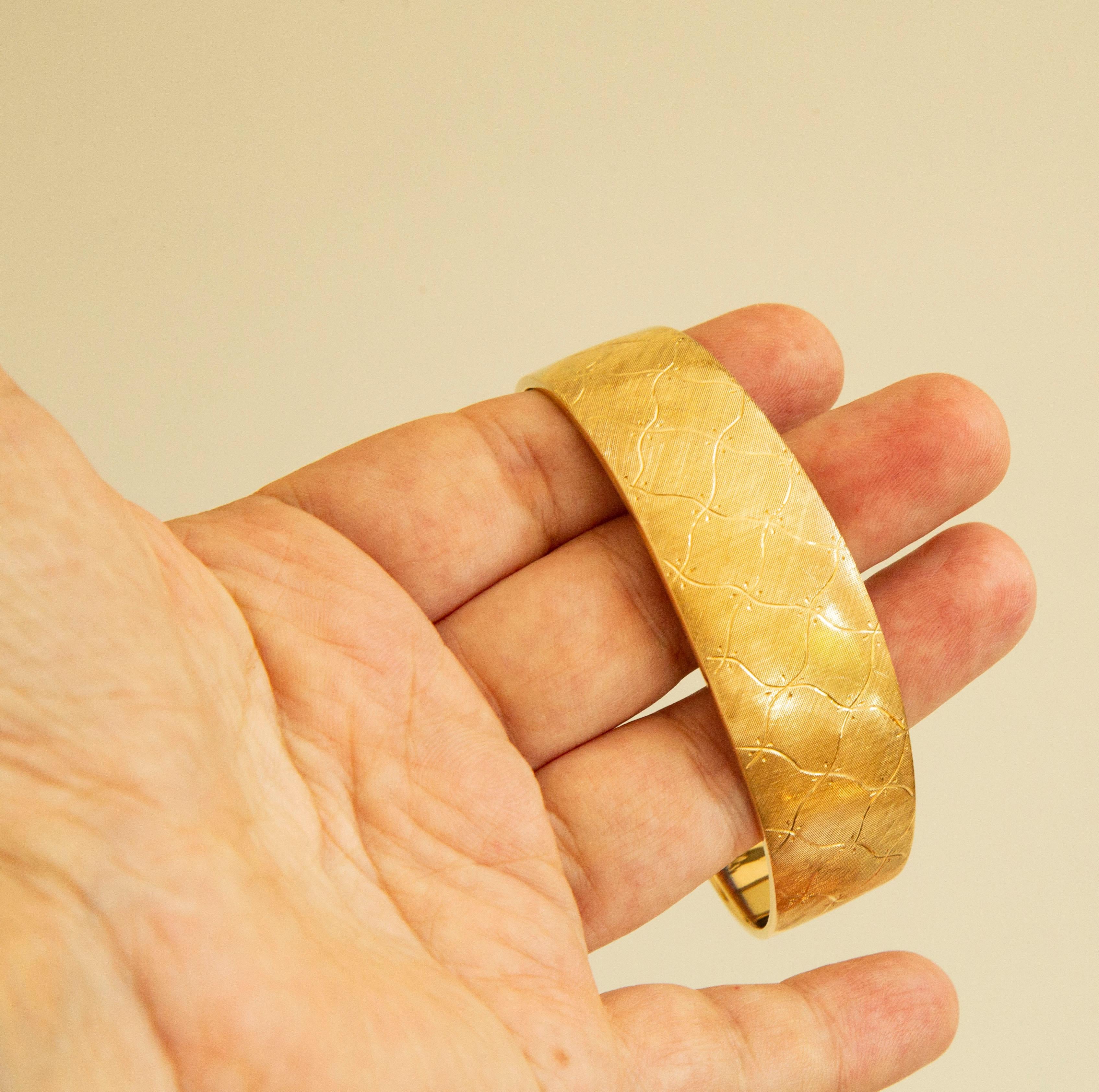 Bracelet manchette en or jaune 18 carats gravé avec motif de diamants et finition en satin en vente 7