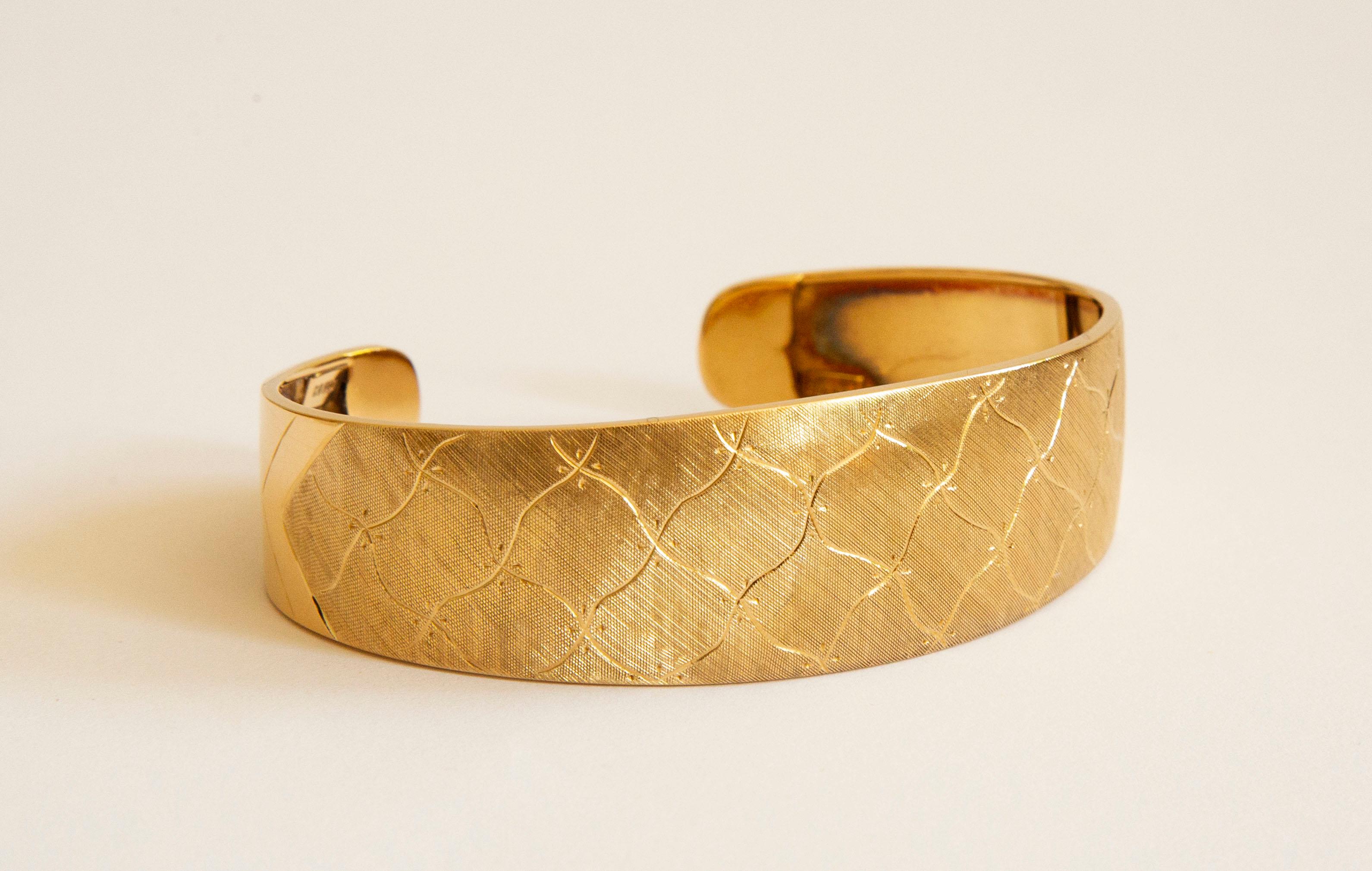 Retro 18 Karat Yellow Gold Cuff Bracelet Engraved with Diamond Pattern & Satin Finish For Sale
