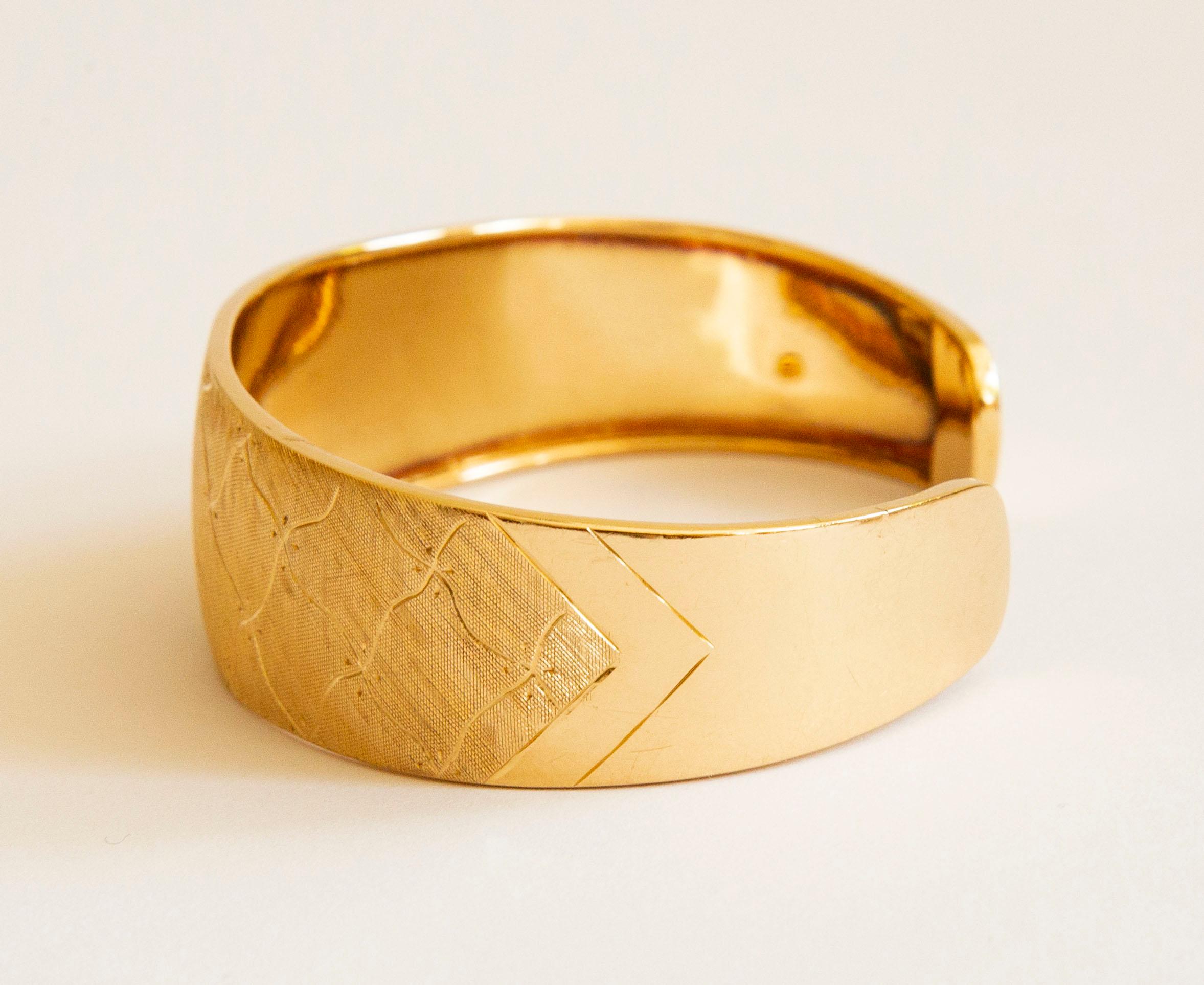 18 Karat Yellow Gold Cuff Bracelet Engraved with Diamond Pattern & Satin Finish In Good Condition For Sale In Arnhem, NL
