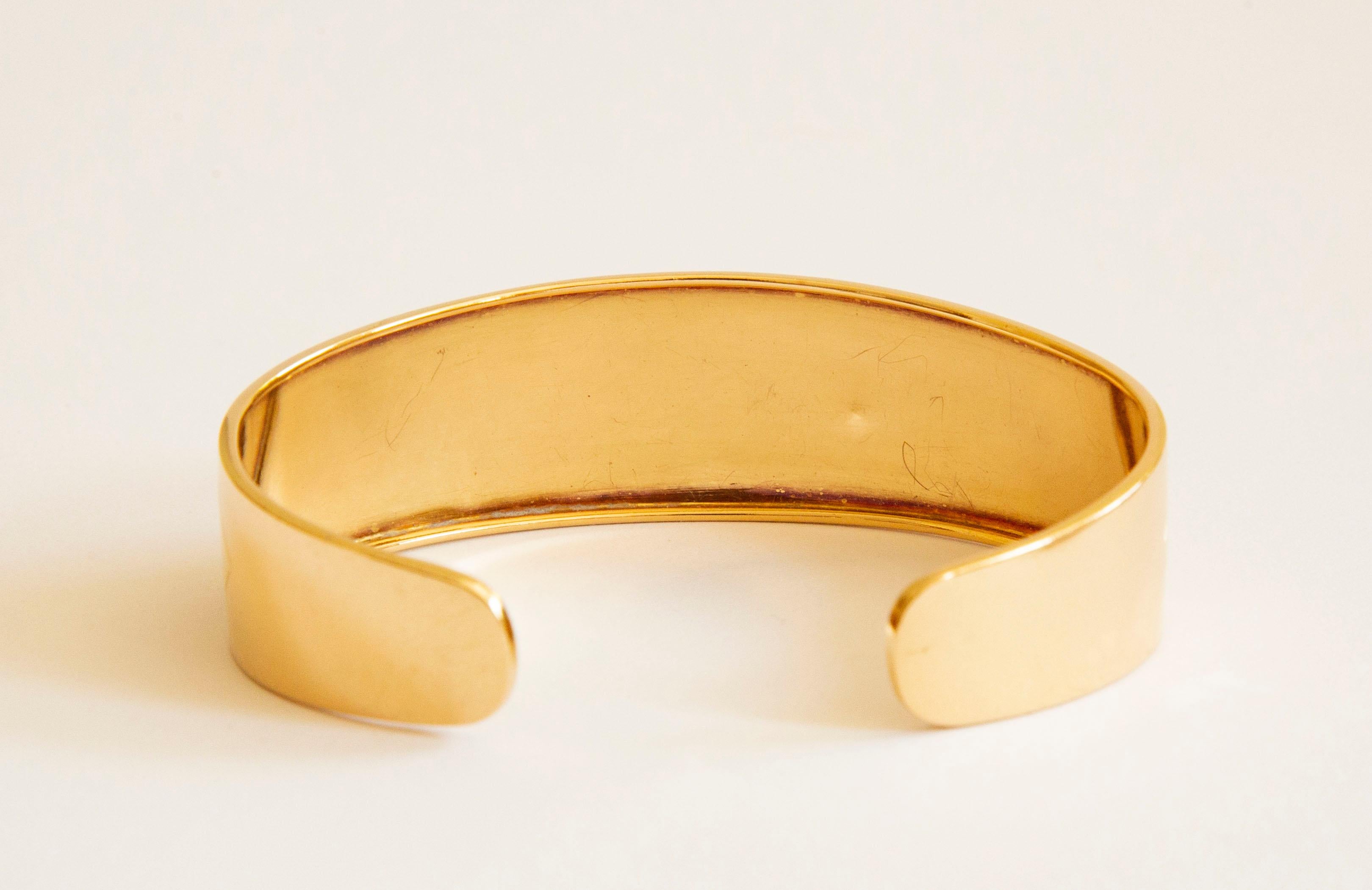 Manschettenarmband aus 18 Karat Gelbgold mit Gravur mit Diamantmuster und Satin-Finish für Damen oder Herren im Angebot