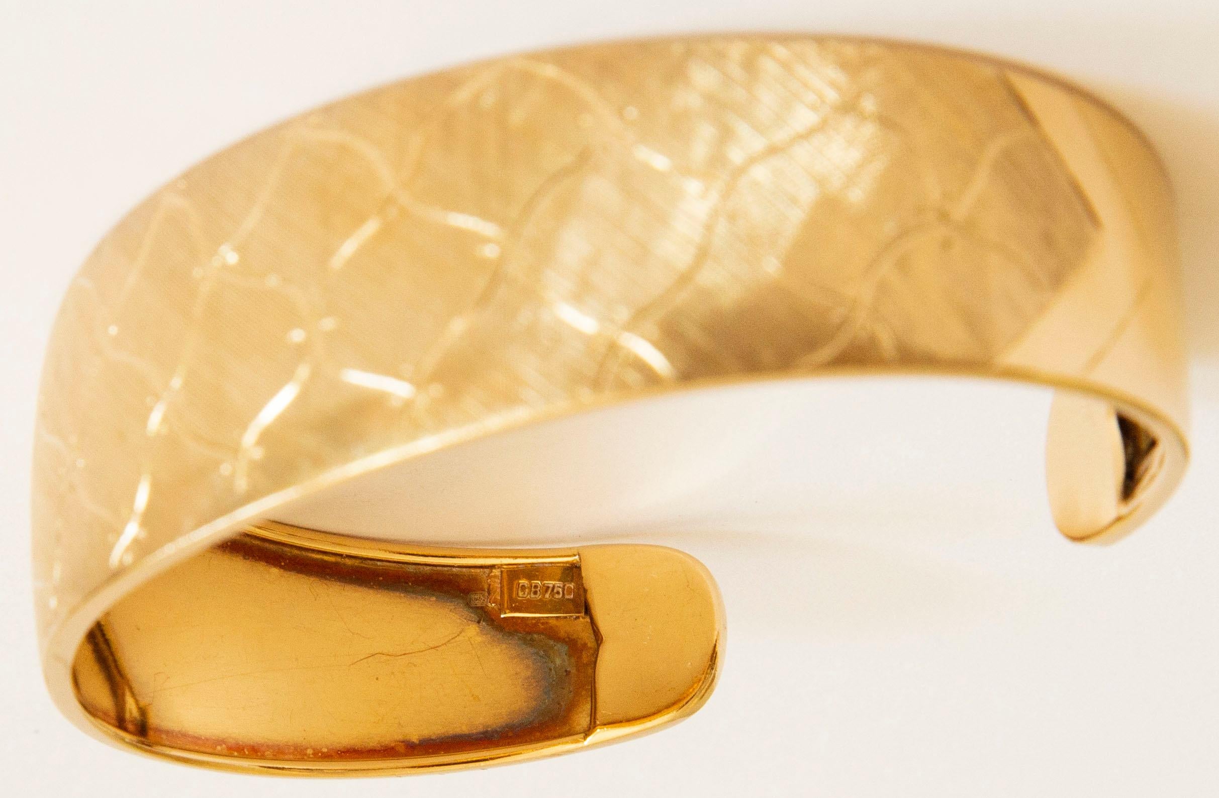 18 Karat Yellow Gold Cuff Bracelet Engraved with Diamond Pattern & Satin Finish For Sale 2