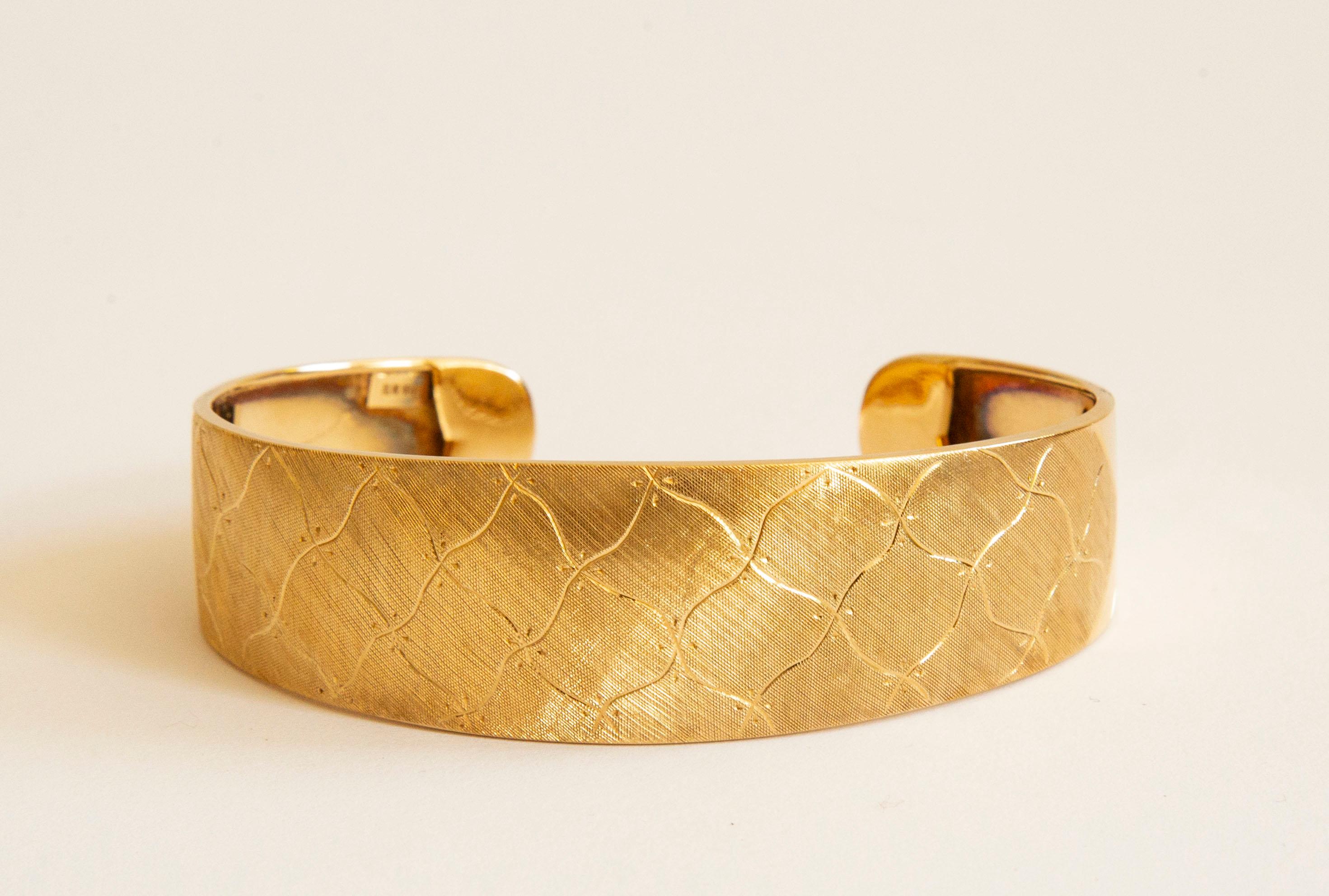 18 Karat Yellow Gold Cuff Bracelet Engraved with Diamond Pattern & Satin Finish For Sale 3