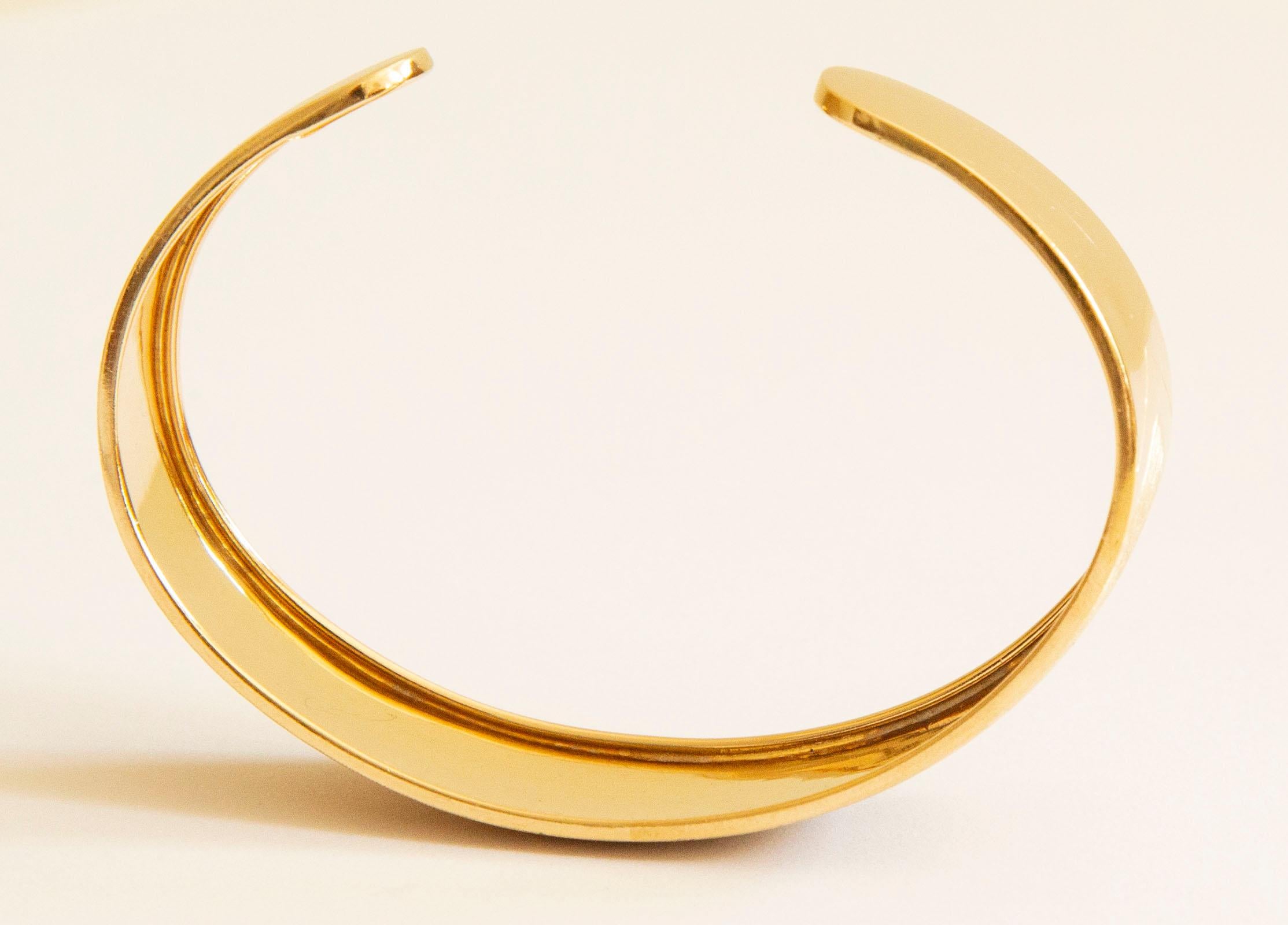 18 Karat Yellow Gold Cuff Bracelet Engraved with Diamond Pattern & Satin Finish For Sale 4