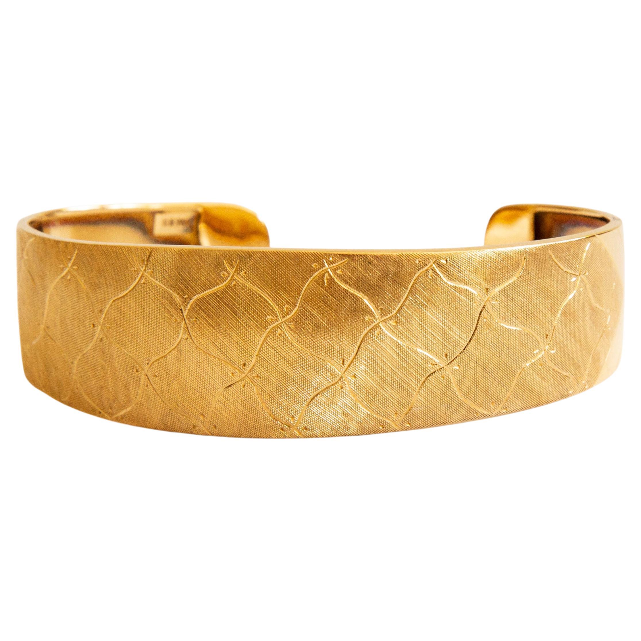 18 Karat Yellow Gold Cuff Bracelet Engraved with Diamond Pattern & Satin Finish For Sale