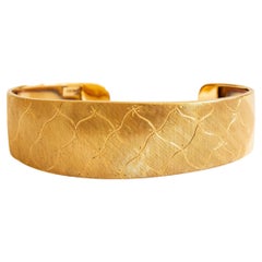 18 Karat Yellow Gold Cuff Bracelet Engraved with Diamond Pattern & Satin Finish