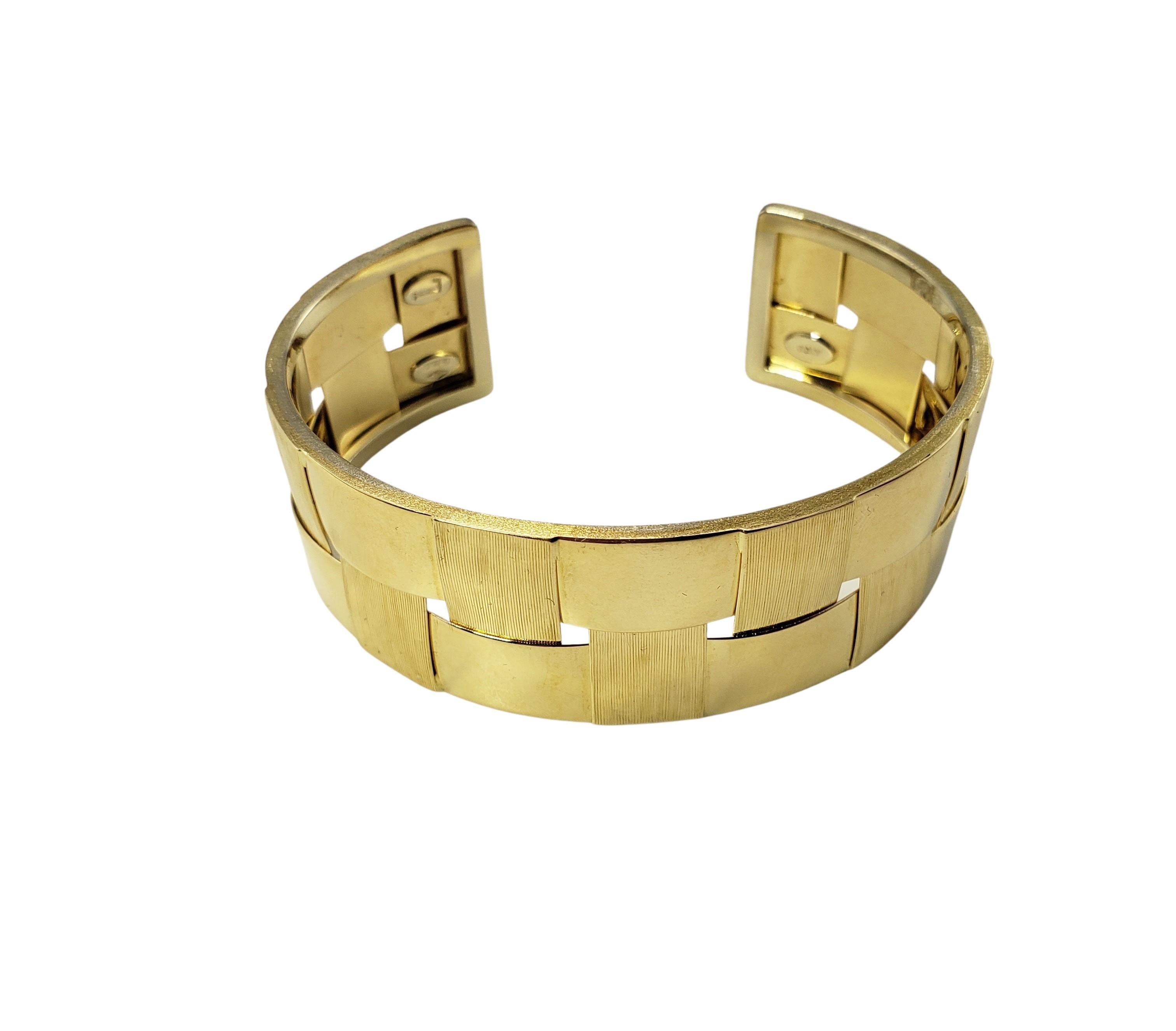 18 Karat Yellow Gold Cuff Bracelet-

This lovely cuff bracelet is crafted in beautifully detailed 18K yellow gold.  Width:  22 mm.  Gap:  27 mm.

Size: 6.5 inches

Weight:  28.2 dwt. / 44.0 gr.

Stamped: 1716  750  L  ITALY

Very good condition,