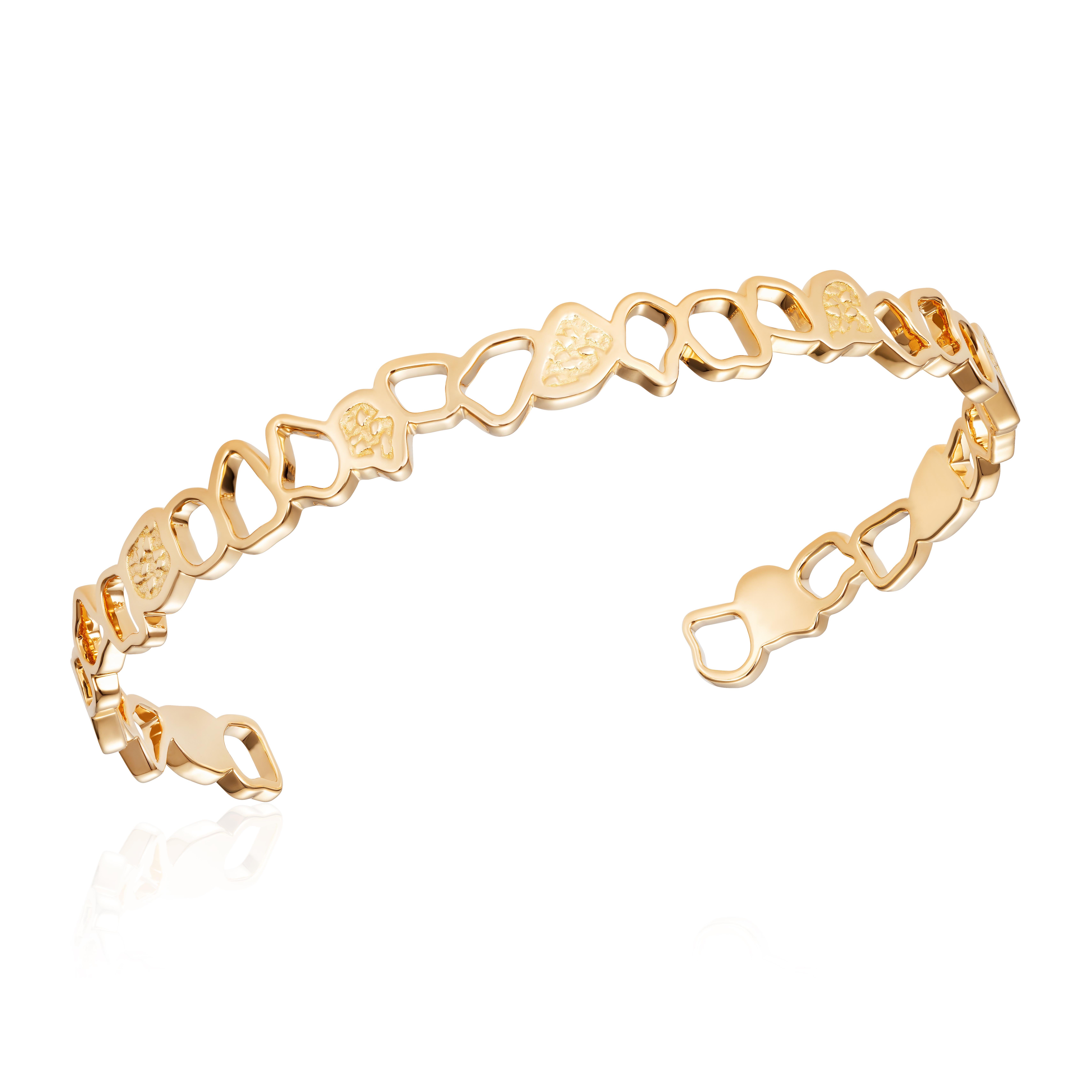 18 Karat Yellow Gold Cuff Bracelet

This eye-catching yellow gold cuff is perfect for everyday wear and will no doubt attract attention. Part of the Twiga collection, it features intricate detail resembling the giraffe's spots and has an average