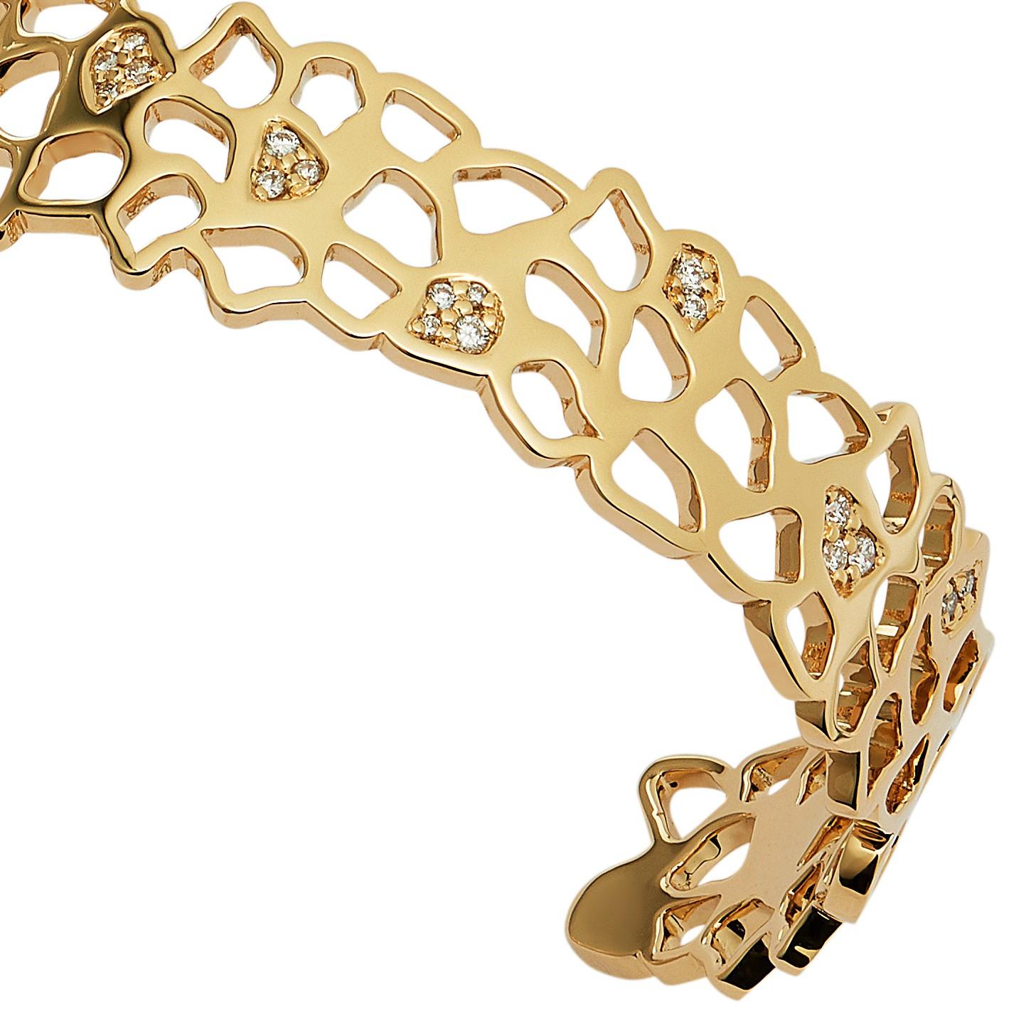 18 Karat Yellow Gold Cuff Bracelet Set With Diamonds

This eye-catching yellow gold cuff is perfect for everyday wear and will no doubt attract attention. Part of the Twiga collection, it features intricate detail resembling the giraffe's spots and