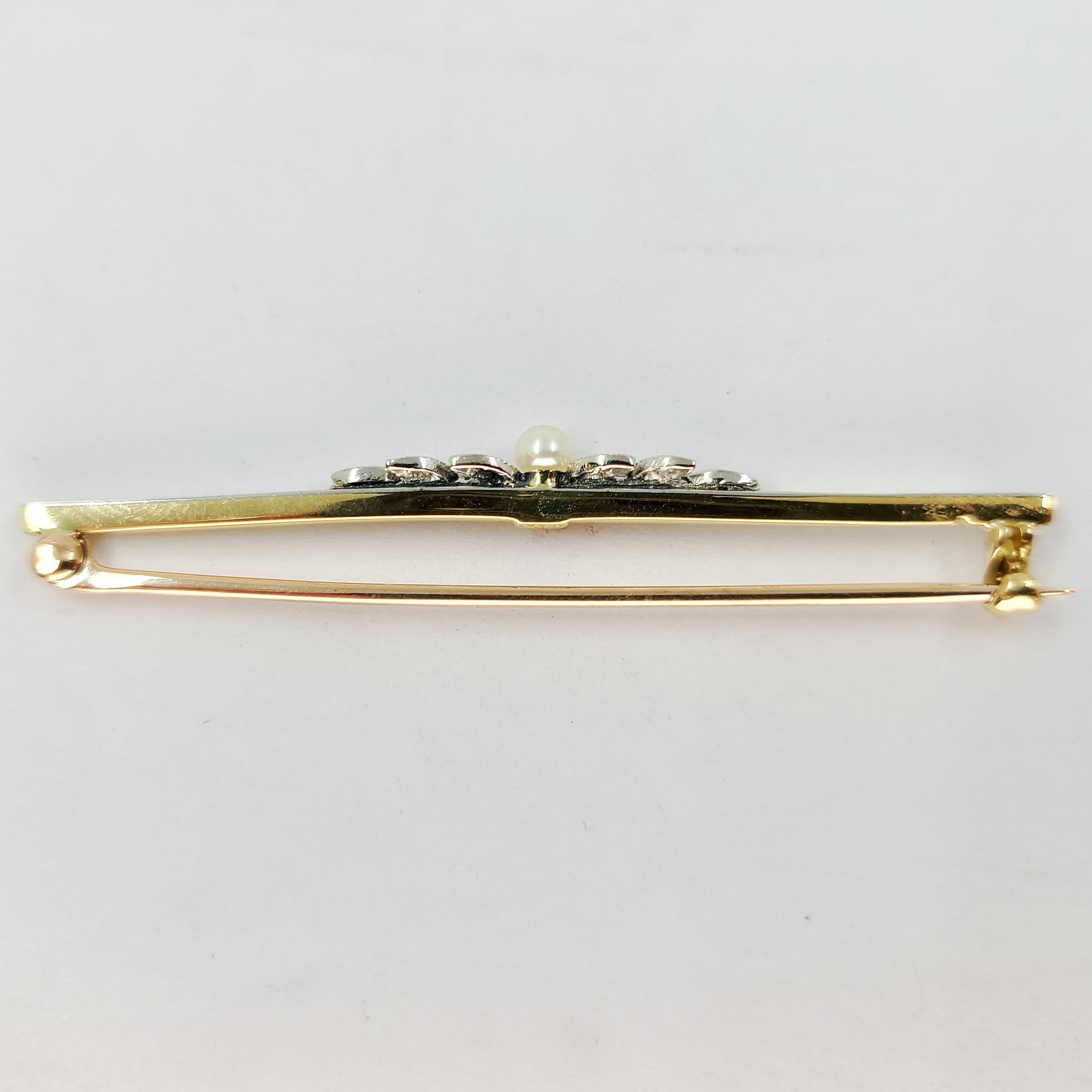18 Karat Gelbgold Pin mit 10 Diamanten in Höhe von ca. 0,05ct & 1 kleine Perle (vermutlich gezüchtet). 2 Zoll lang. Das fertige Gewicht beträgt 3,5 Gramm.