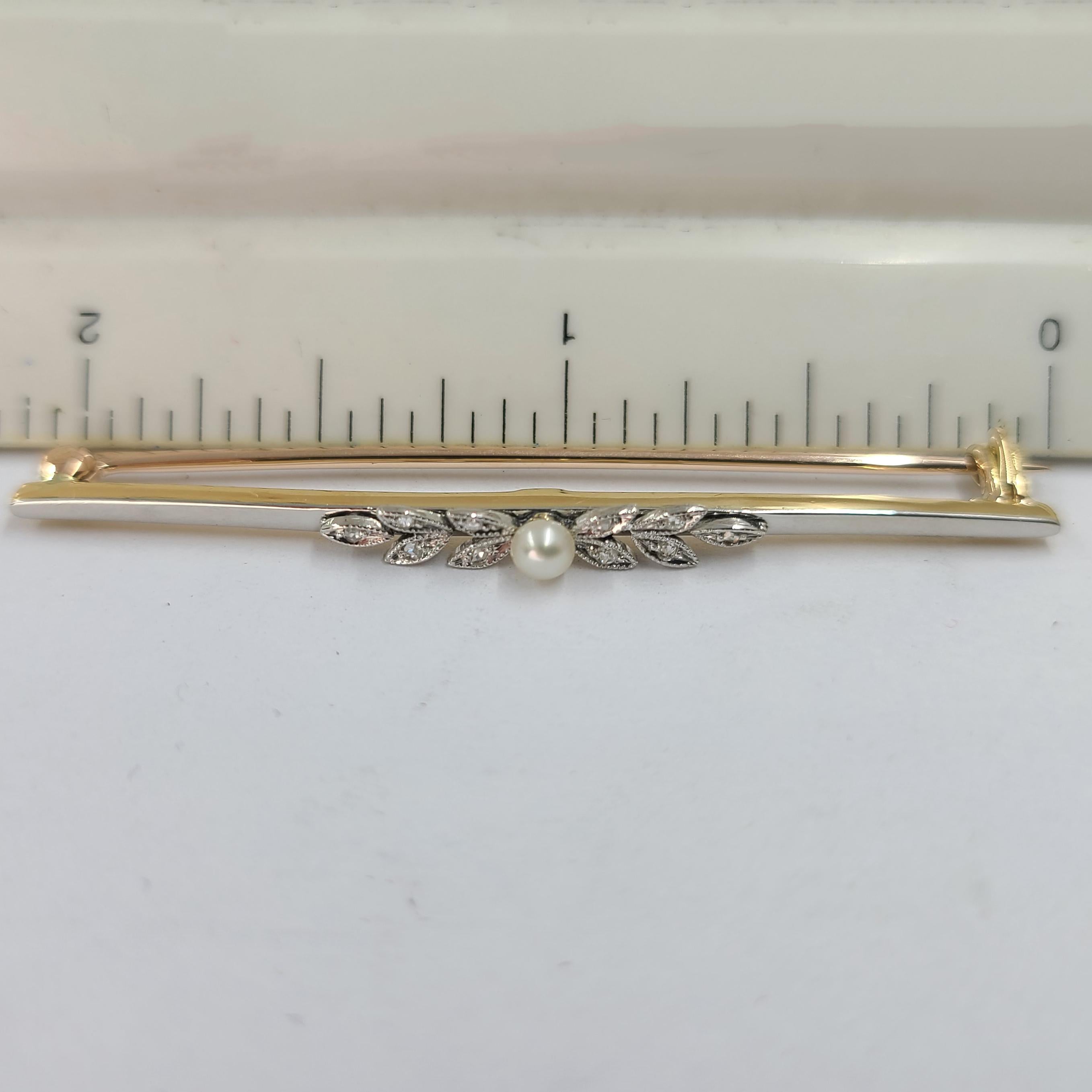 Round Cut 18 Karat Yellow Gold Cultured Pearl Bar Pin For Sale
