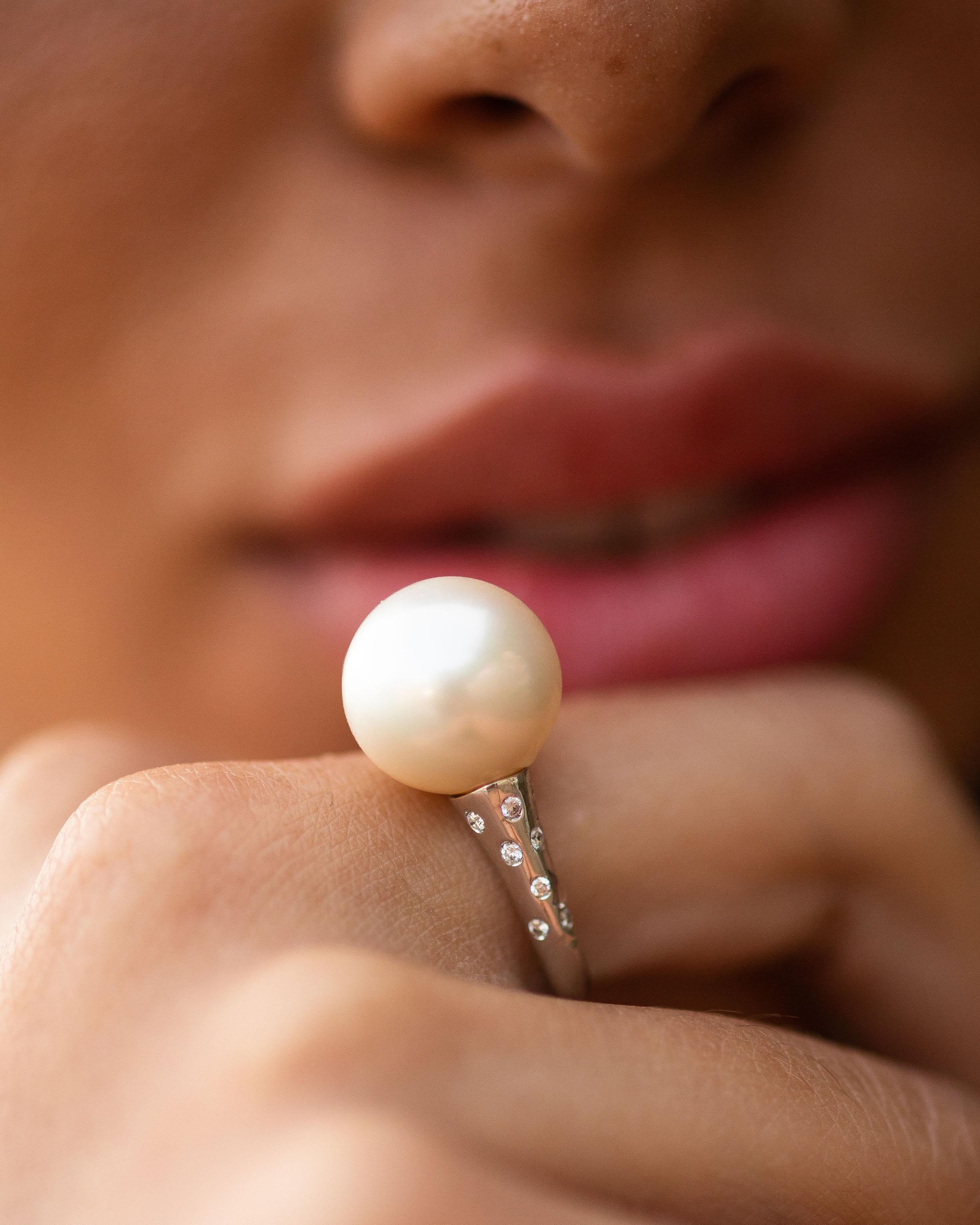 la bague en or jaune 18K est de la collection Sirène. Cette élégante bague est ornée d'une perle de culture des mers du Sud australiennes d'une valeur totale de 20,50 carats et la tige est décorée de diamants blancs ronds d'une valeur totale de 0,17