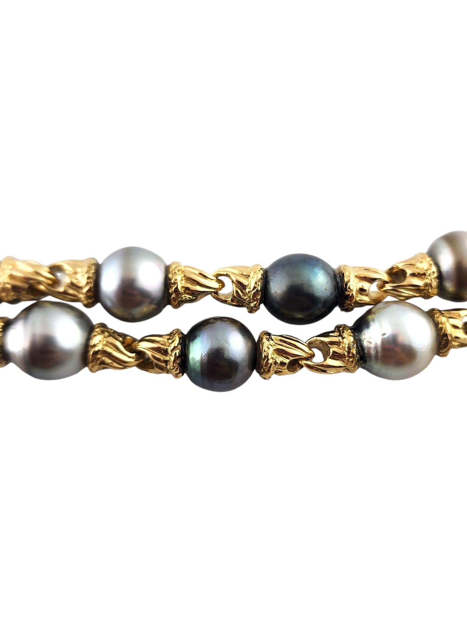 Verschnörkelte Gliederkette aus 18 Karat Gelbgold mit Tahiti-Zuchtperlen

Diese wunderschöne, verschnörkelte Gliederkette aus 18 Karat Gelbgold ist mit 9 Tahiti-Zuchtperlen und 8 halb-barocken schwarzen Tahiti-Zuchtperlen verziert!

Perlen: