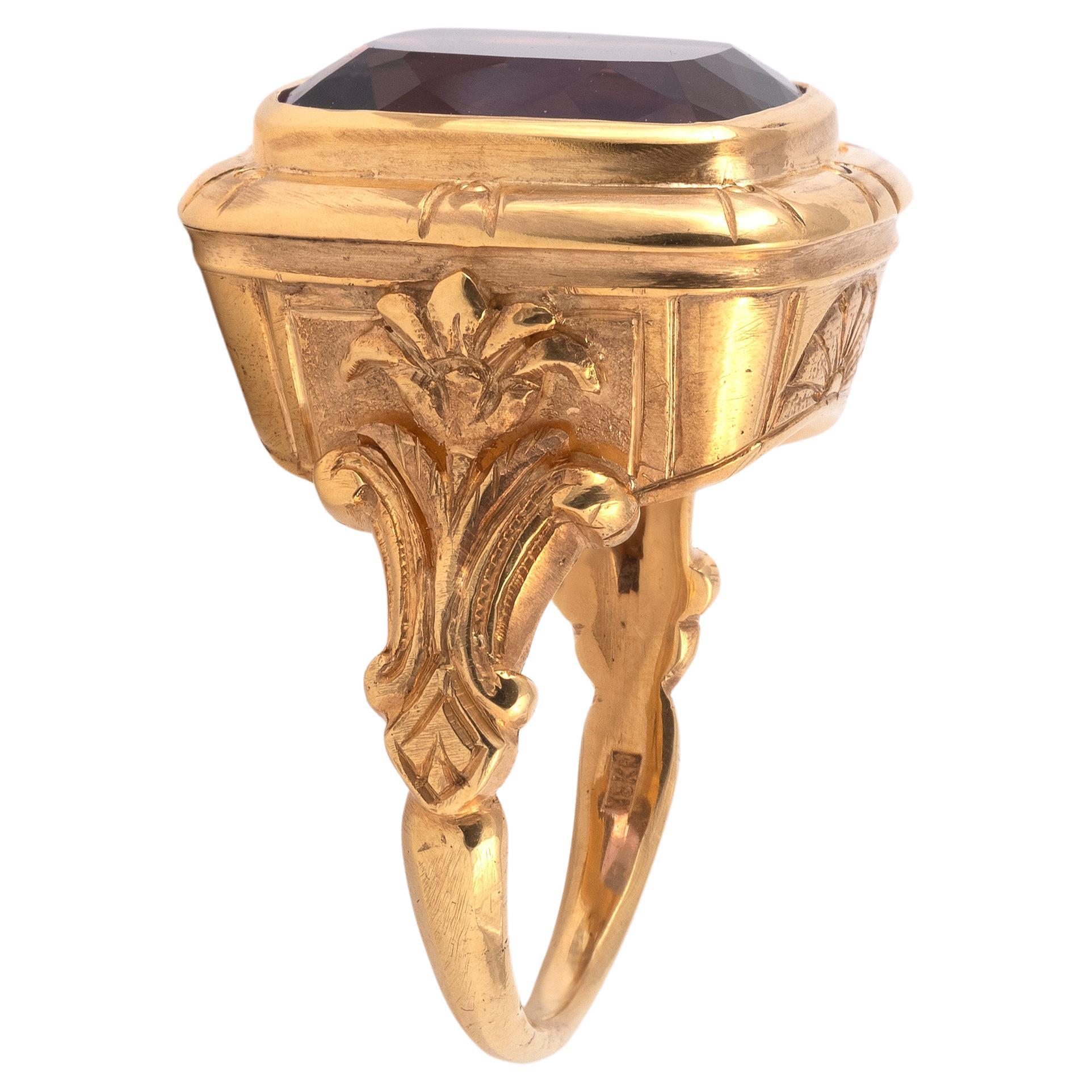 Ring in 18k yellow gold bezel-set with a cushion cut amethyst, the shoulder decorated with chiseled cross
Size 7
Weight 18,7 gr