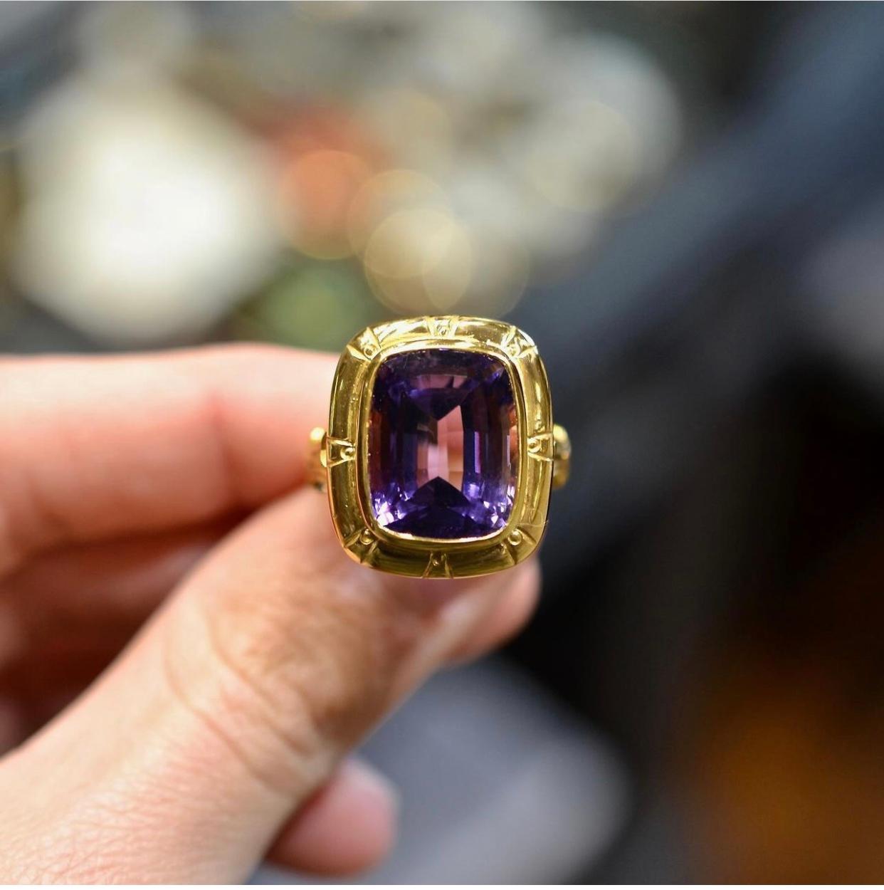18 Karat Yellow Gold Cushion Cut Amethyst Bishop Ring 2