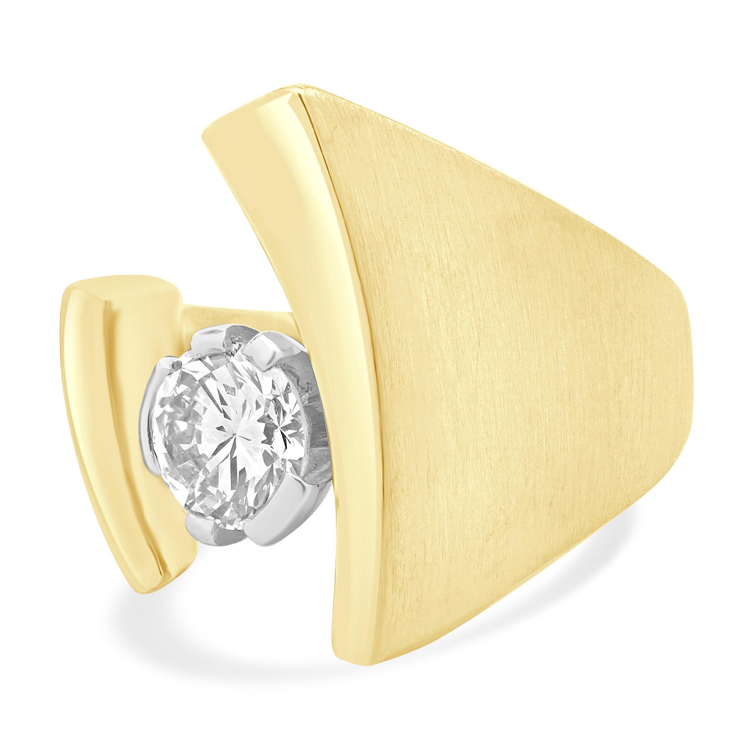Designer: kundenspezifisch
MATERIAL: 18K Gelbgold
Diamant: 1 runder Brillantschliff = 1,50ct
Farbe: I
Klarheit:VS2
Ringgröße: 9.5 (bitte erlauben Sie zwei zusätzliche Versandtage für Größenanfragen)
Gewicht: 30,62 Gramm
