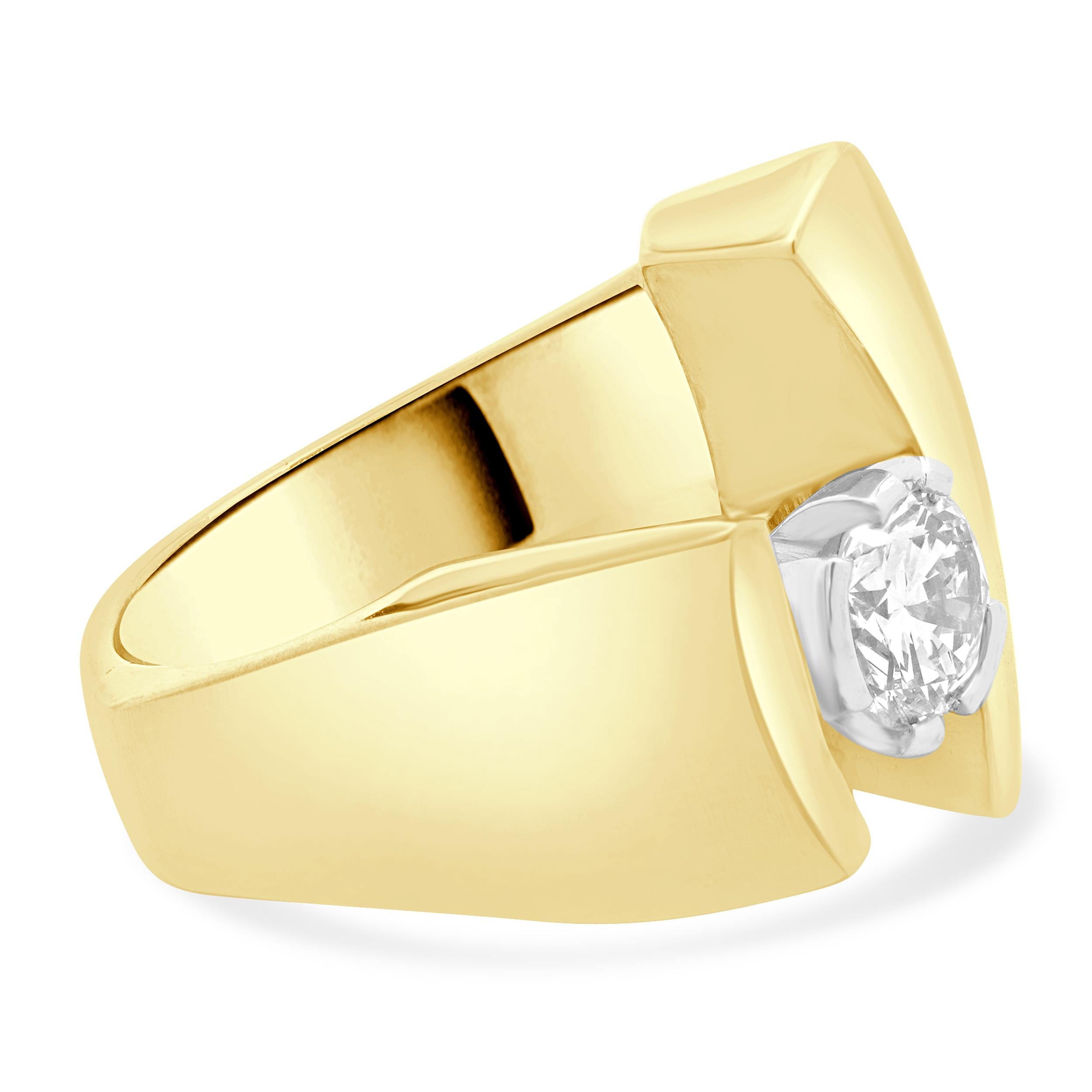 Verlobungsring aus 18 Karat Gelbgold mit maßgefertigtem rundem Diamanten im Brillantschliff (Rundschliff) im Angebot