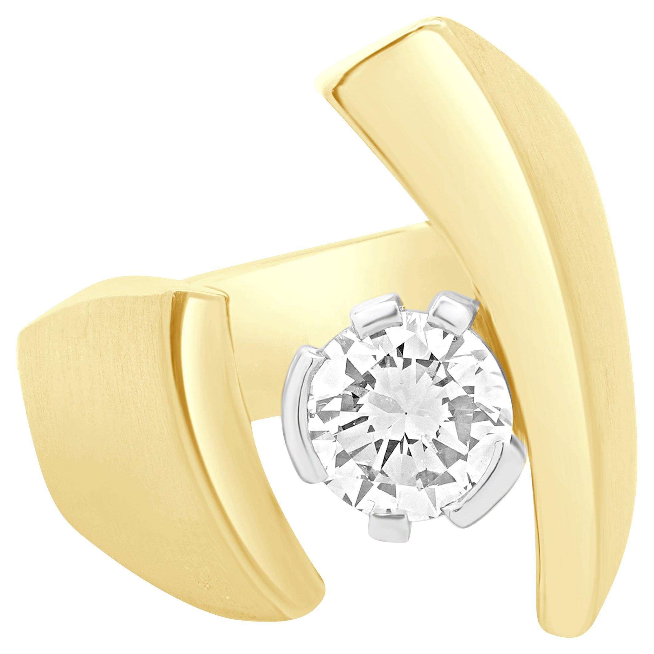 Verlobungsring aus 18 Karat Gelbgold mit maßgefertigtem rundem Diamanten im Brillantschliff im Angebot