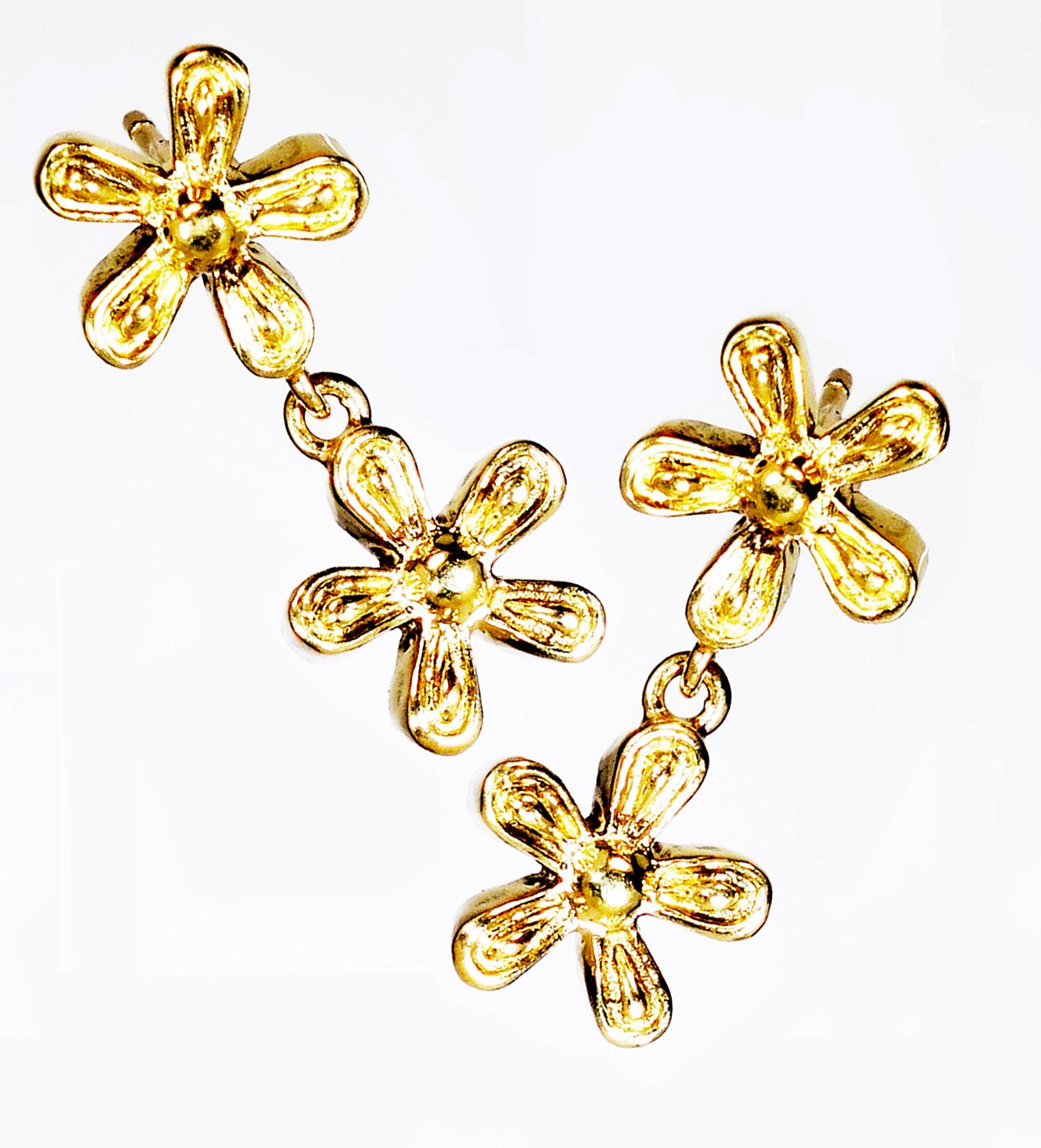 18 Karat Yellow Gold daisy earrings In New Condition For Sale In Brooklyn, NY