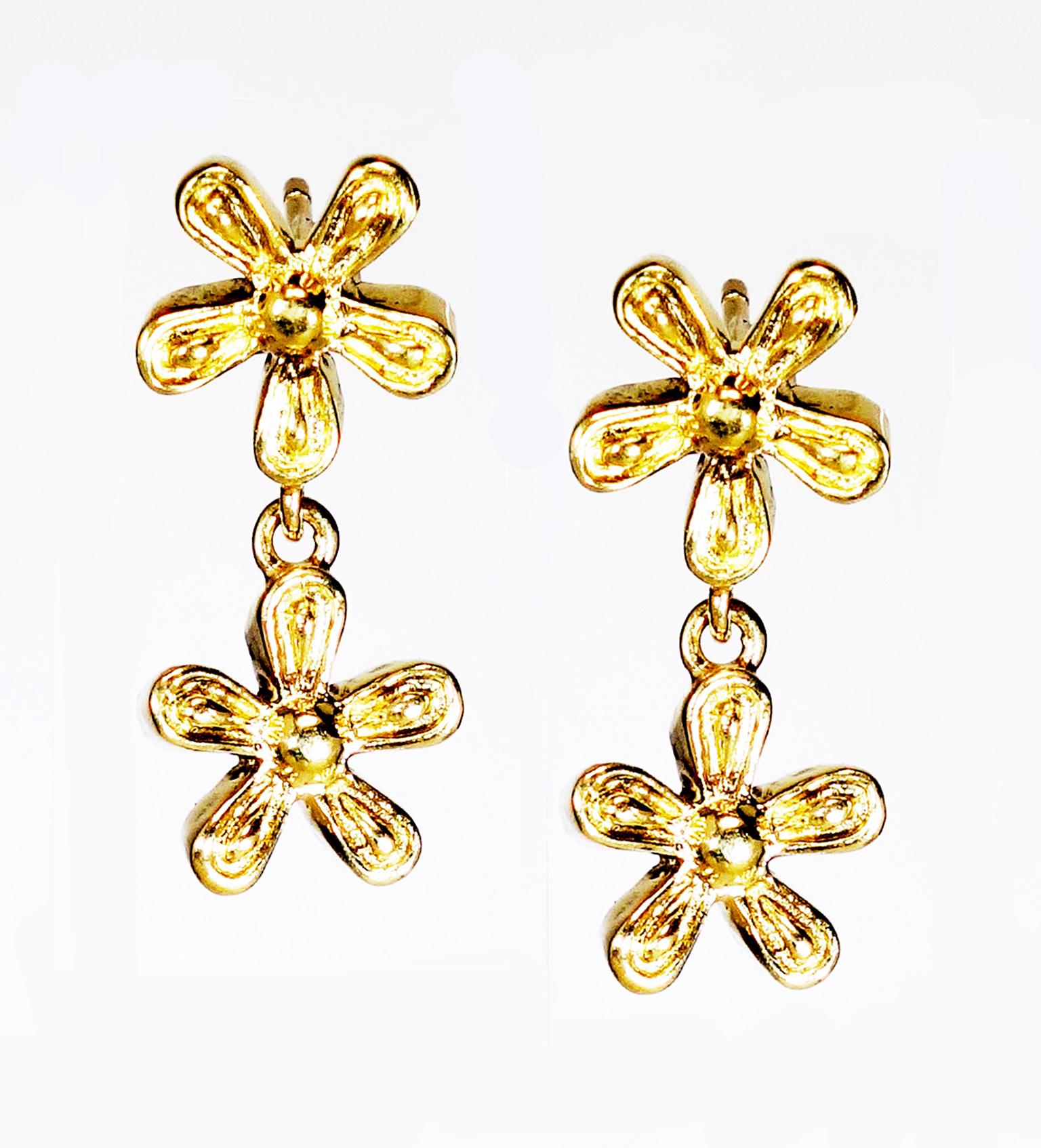 18 Karat Yellow Gold daisy earrings For Sale
