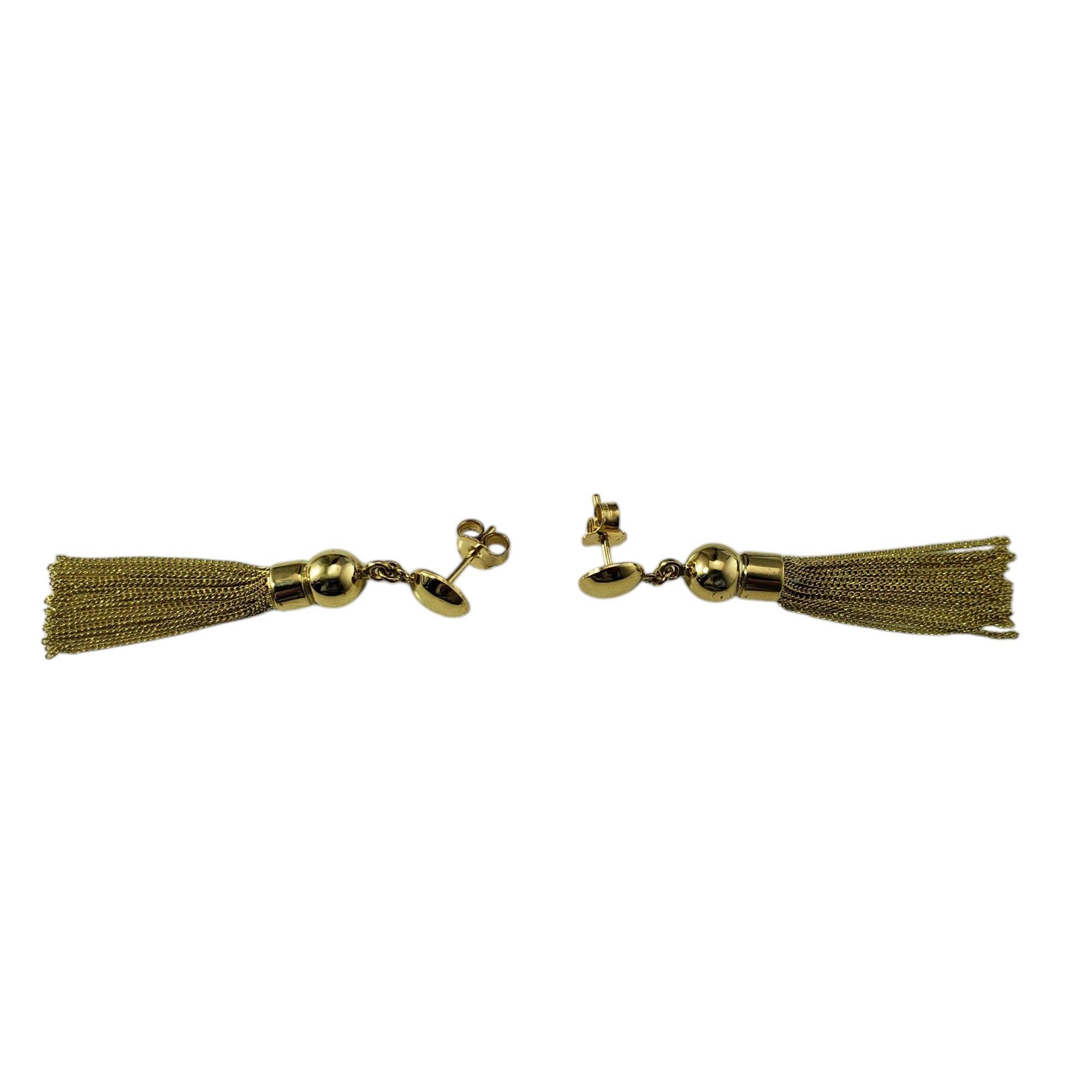 Orecchini a catena con nappe in oro giallo 18 carati.

Questi eleganti orecchini a catena penzolanti sono realizzati in oro giallo 18 carati con dettagli minuziosi. Chiusure push back.

Dimensioni: 55 mm x 8 mm

Peso: 4,6 dwt./ 7,1 gr.

Timbrato: