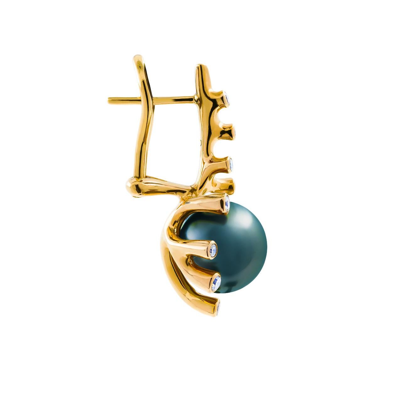 - 24 Round Diamonds - 0.40 ct, E-F/VS
- 9-9.5 mm Dark Tahitian pearl
- 18K Yellow Gold 
- Weight: 9.98 g
This pair of earrings from the Corals collection of Jewellery Theatre features two lustrous Dark Tahitian pearls surrounded with gold corals