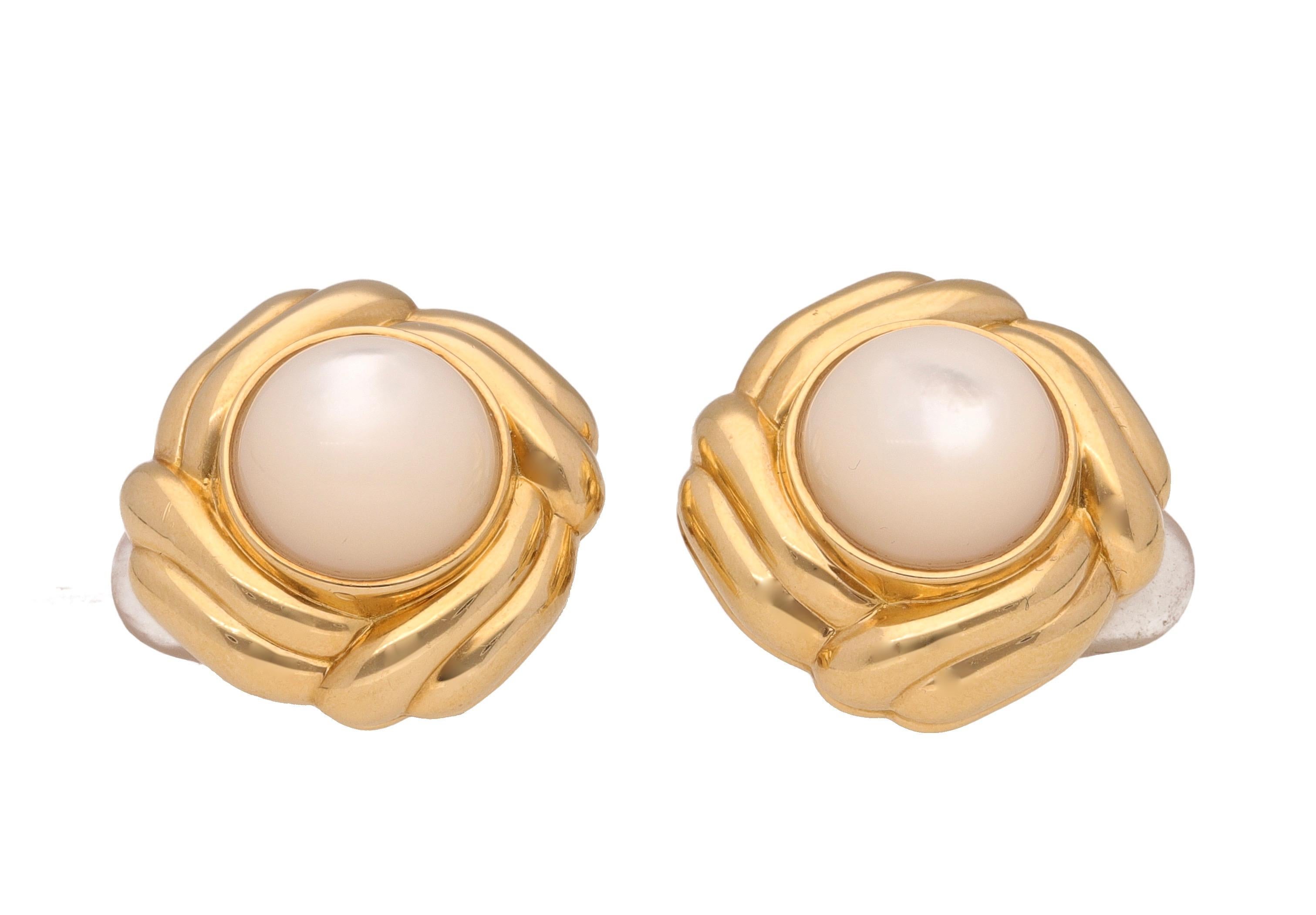 18 Kt. Yellow Gold earrings by David Webb with Mabe Pearls.
This stylish and elegant pair of earrings are from 1980 ca.
