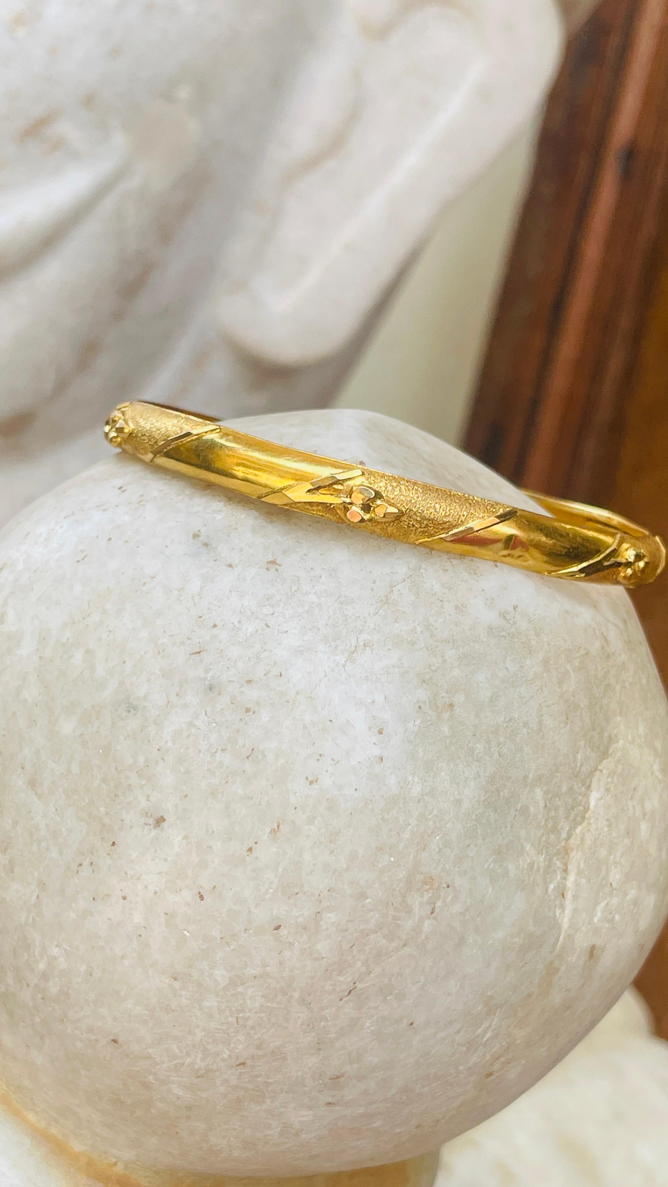 Bracelet jonc créateur en or jaune 18 carats en vente 5