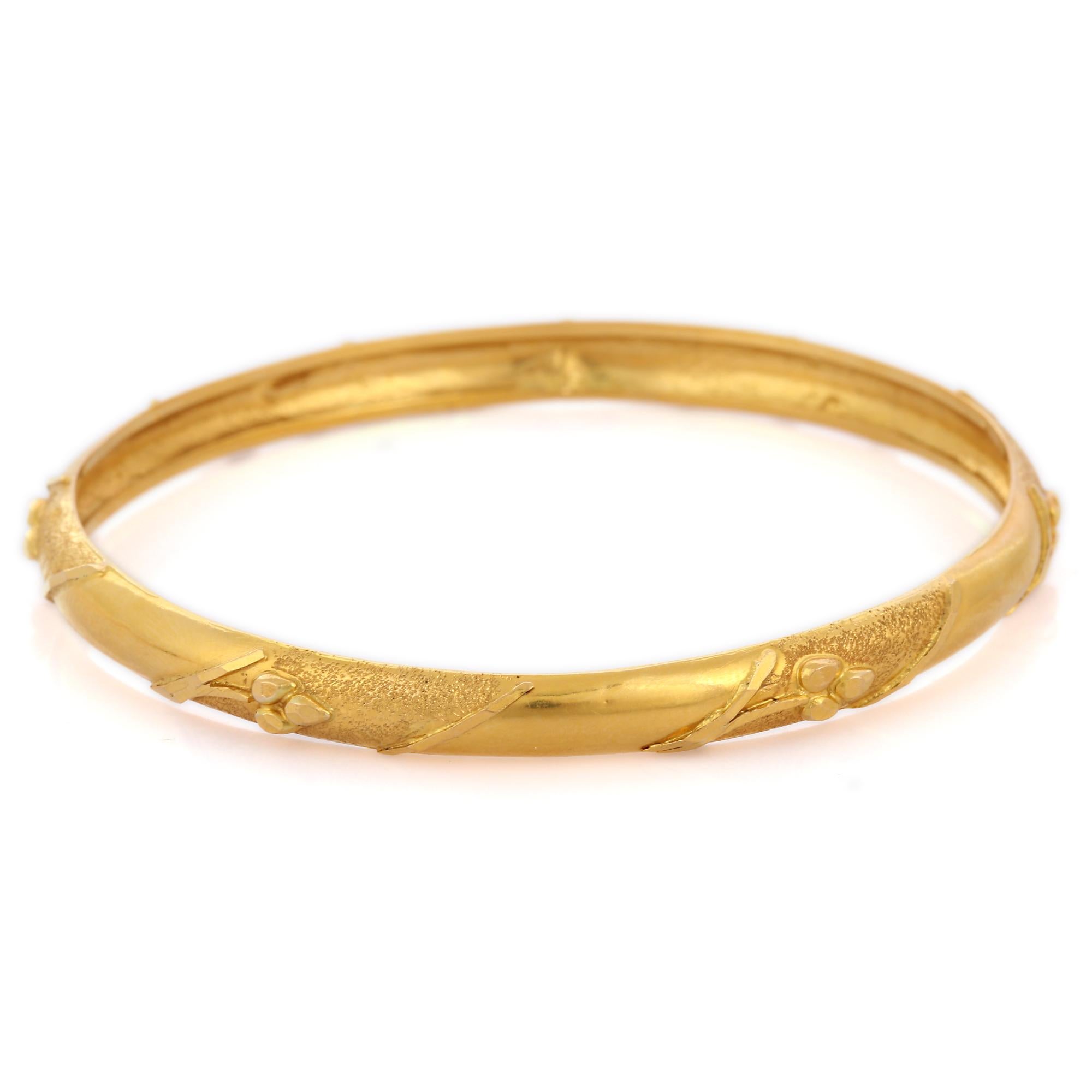 Modern Engraved Bangle in 18K Gold. It’s a great jewelry ornament to wear on occasions and at the same time works as a wonderful gift for your loved ones. These lovely statement pieces are perfect generation jewelry to pass on.
Bangles feel