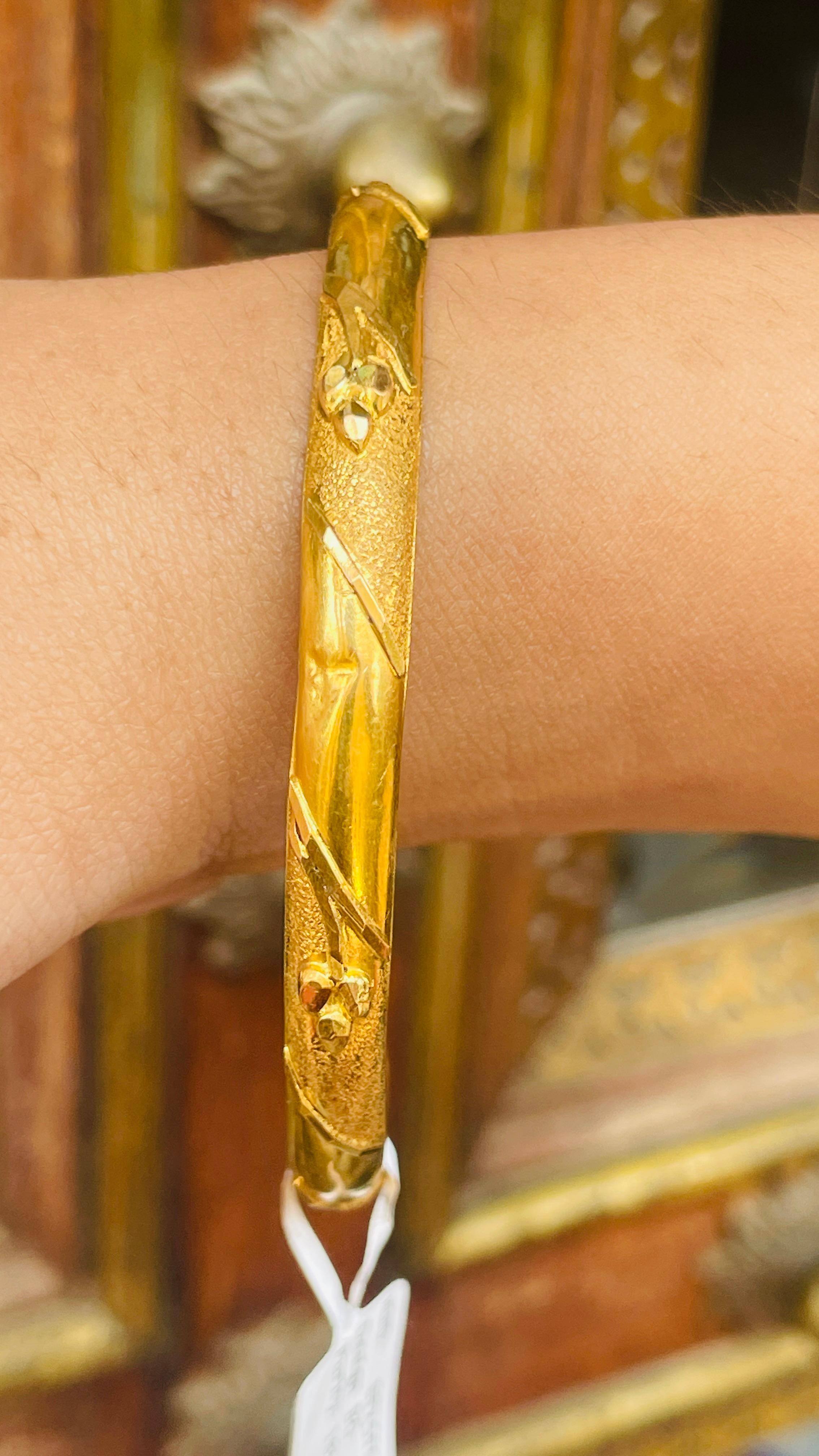Bracelet jonc créateur en or jaune 18 carats en vente 3