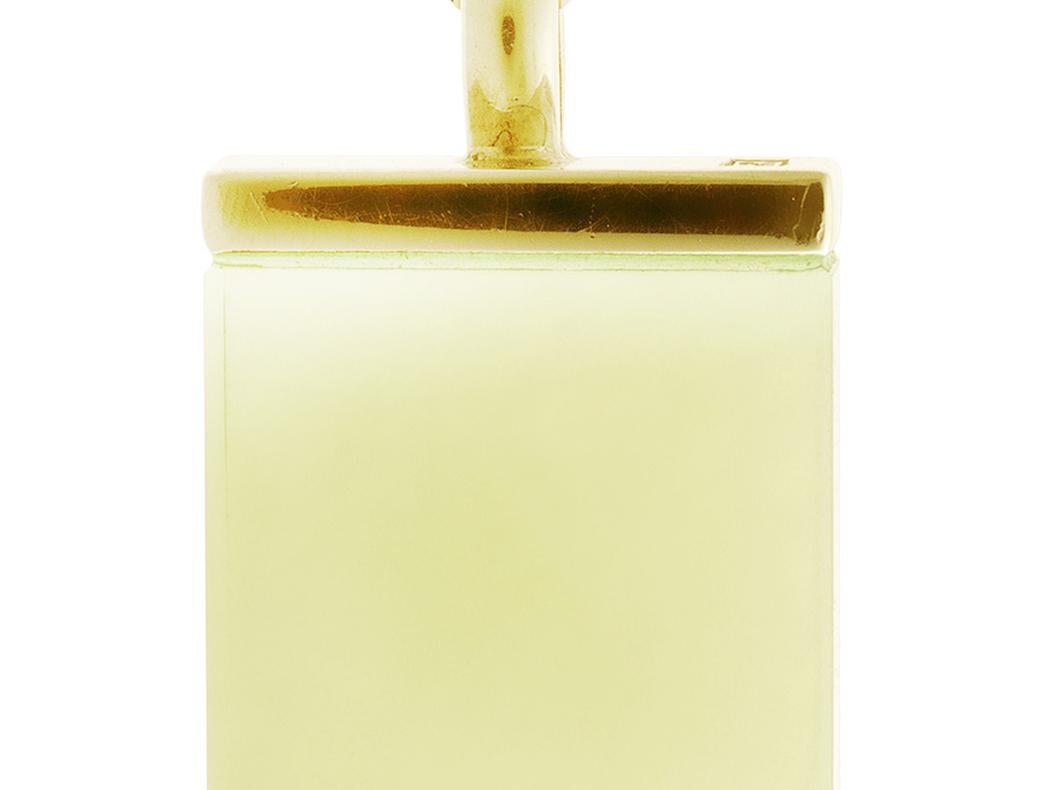 Este collar colgante Ink de oro amarillo de 18 quilates incluye un gran cuarzo limón claro transparente de 15x15x3 mm, y forma parte de la colección Ink que ha aparecido en Harper's Bazaar y Vogue UA. Esta pieza puede personalizarse con un grabado