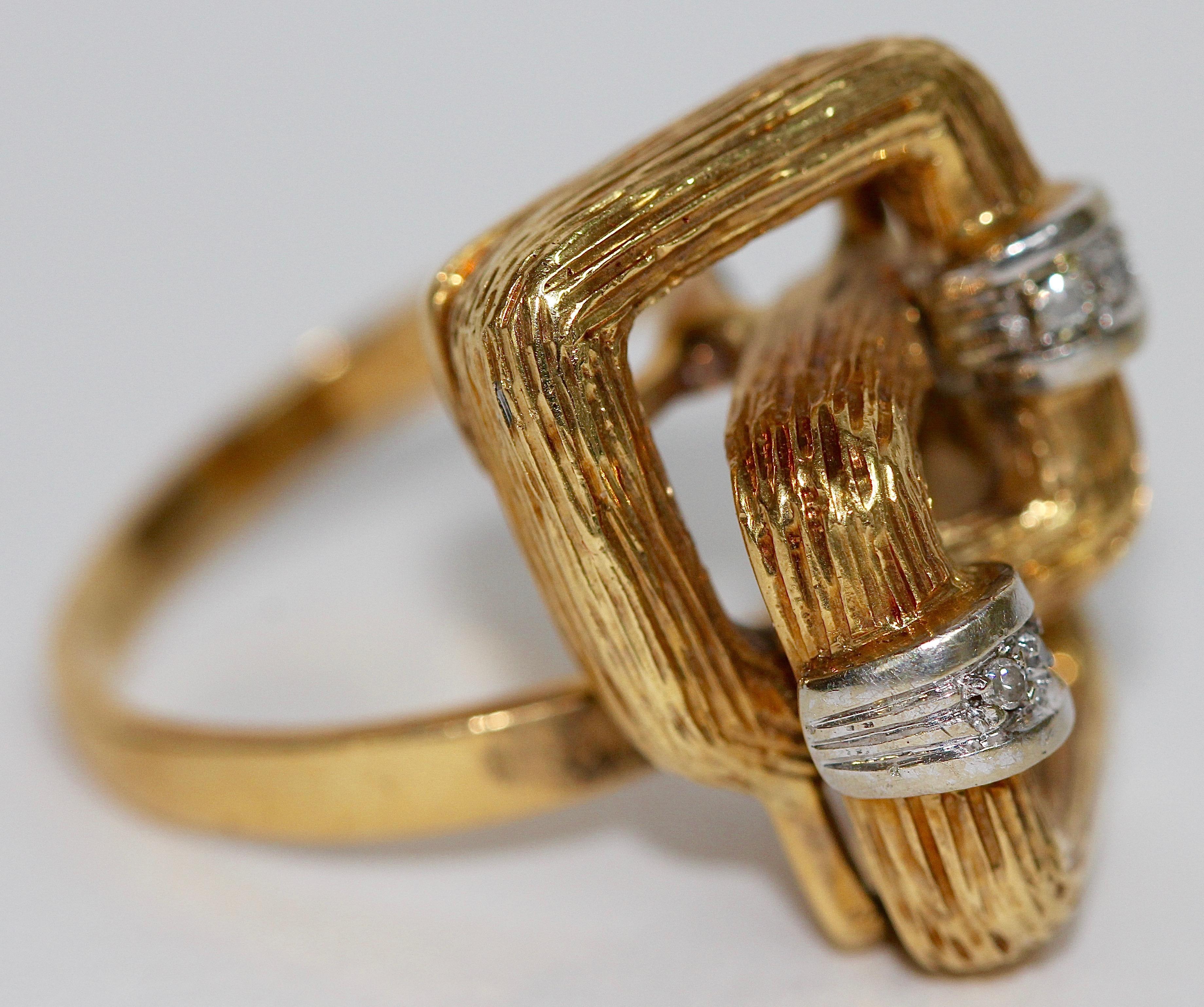 Taille ovale Bague de créateur en or jaune 18 carats sertie de petits diamants en vente