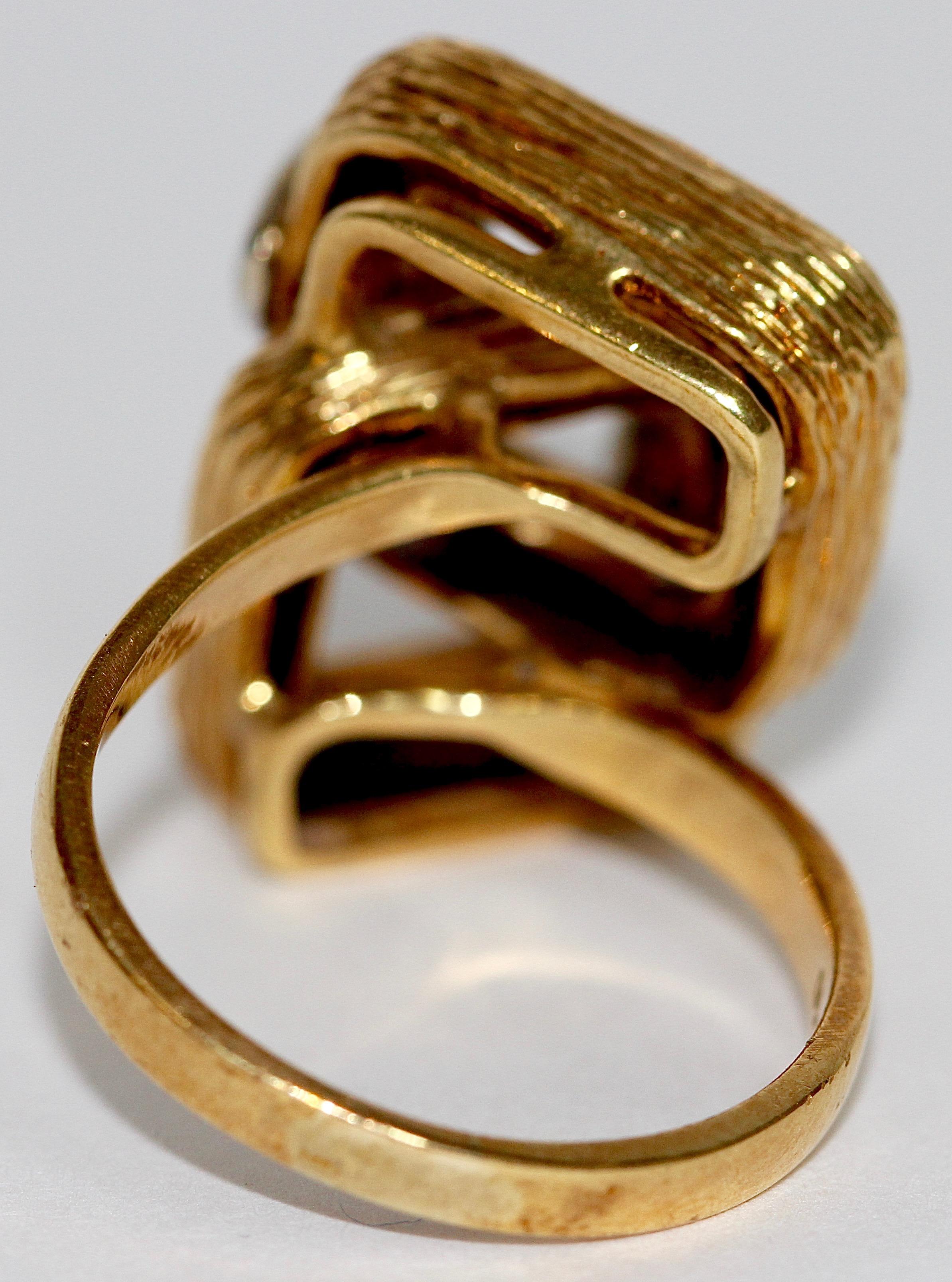 18 Karat Yellow Gold, Designer Ring Set with Small Diamonds In Excellent Condition For Sale In Berlin, DE