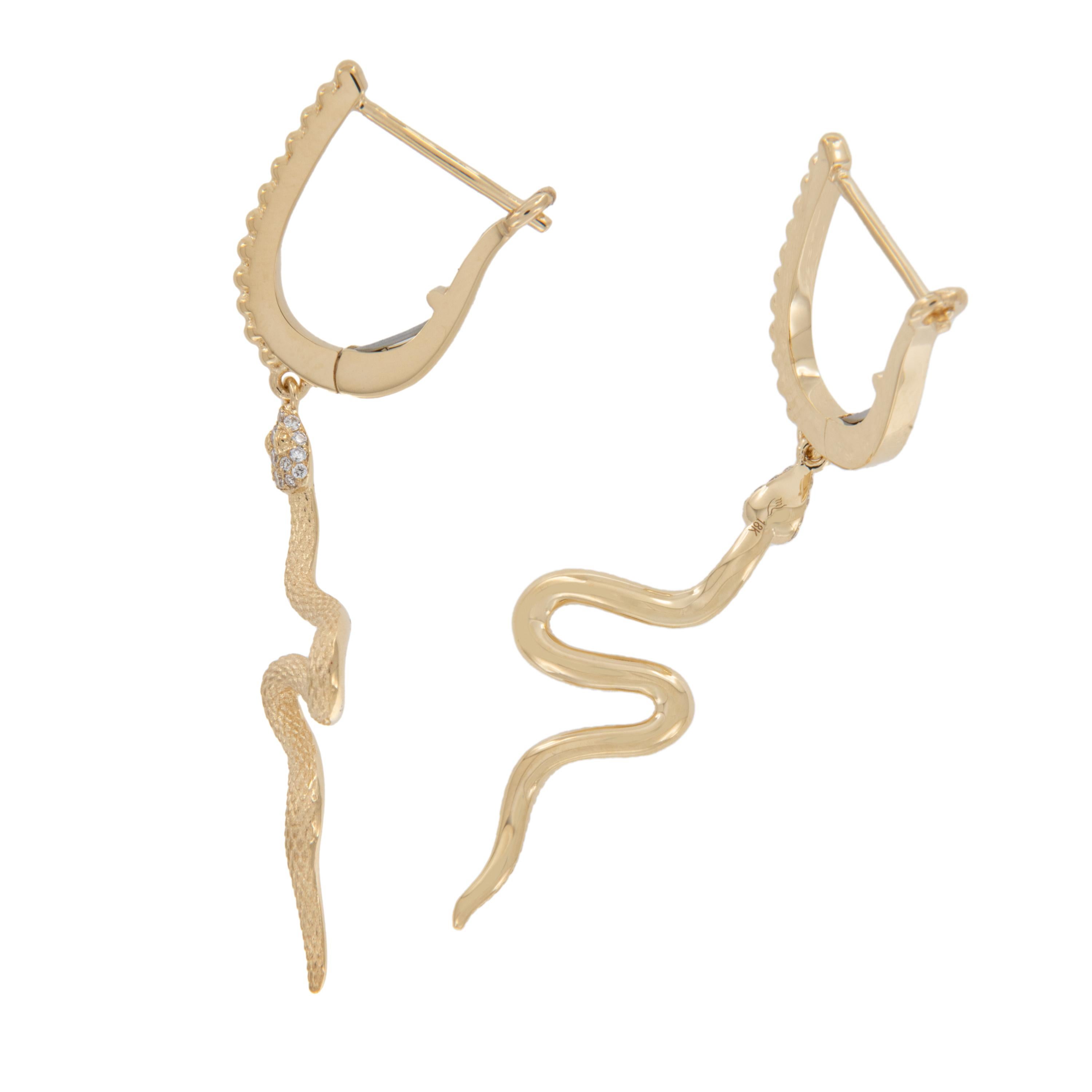 Contemporain Boucles d'oreilles pendantes serpent en or jaune 18 carats serties de diamants  en vente