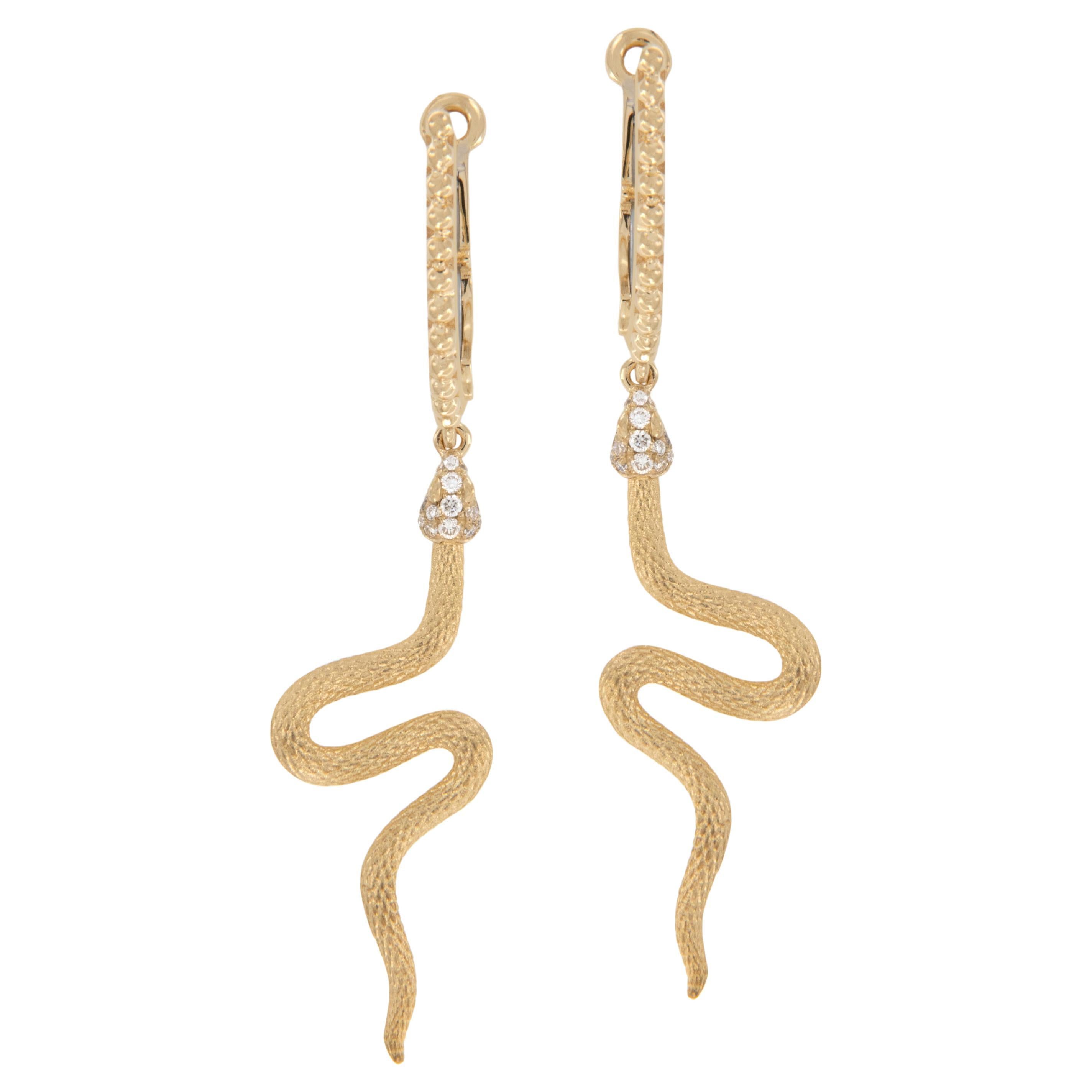 Boucles d'oreilles pendantes serpent en or jaune 18 carats serties de diamants  en vente
