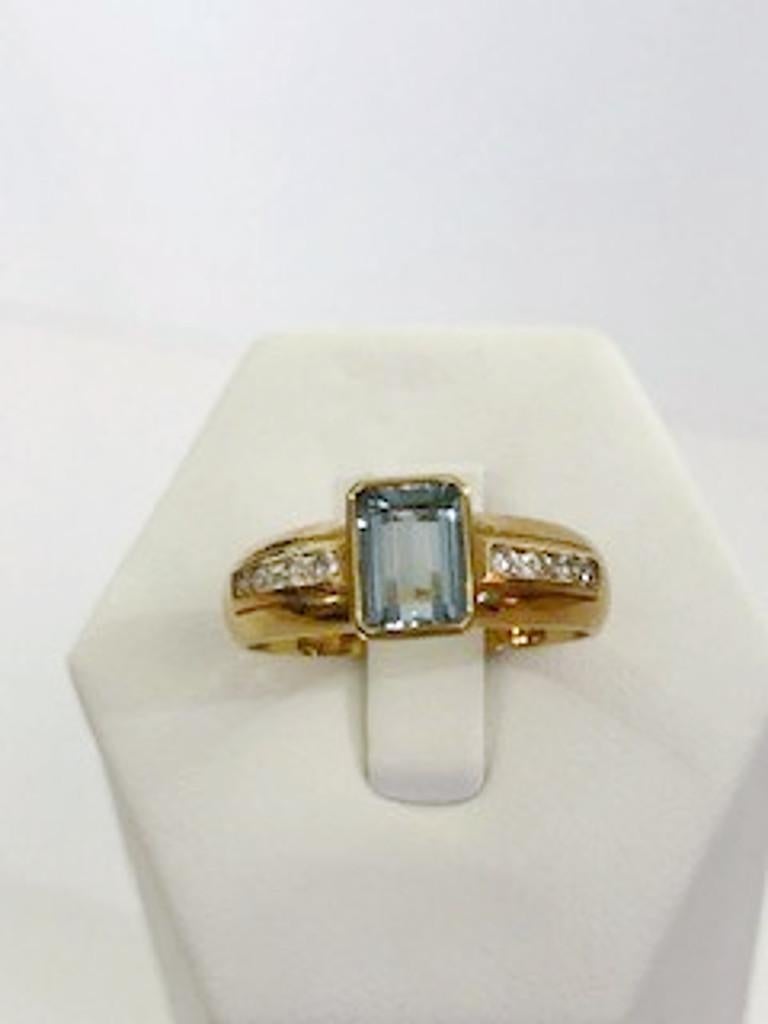 Brilliant Cut 18 Karat Yellow Gold Diamond and Aquamarine Ring