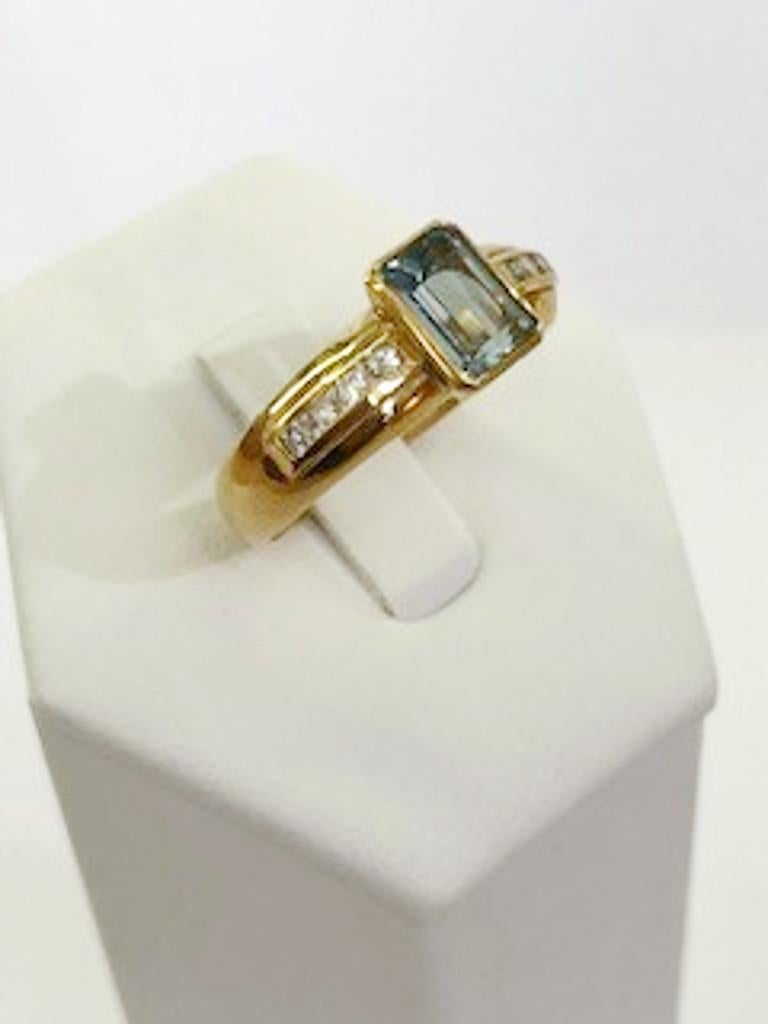 18 Karat Yellow Gold Diamond and Aquamarine Ring In Good Condition In Palm Springs, CA